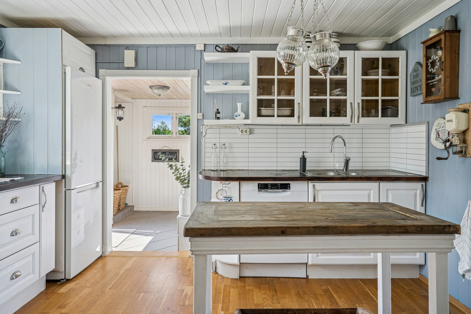 Frittstående hvitevarer: kjøleskap med frysedel, oppvaskmaskin og komfyr. Galleribilde