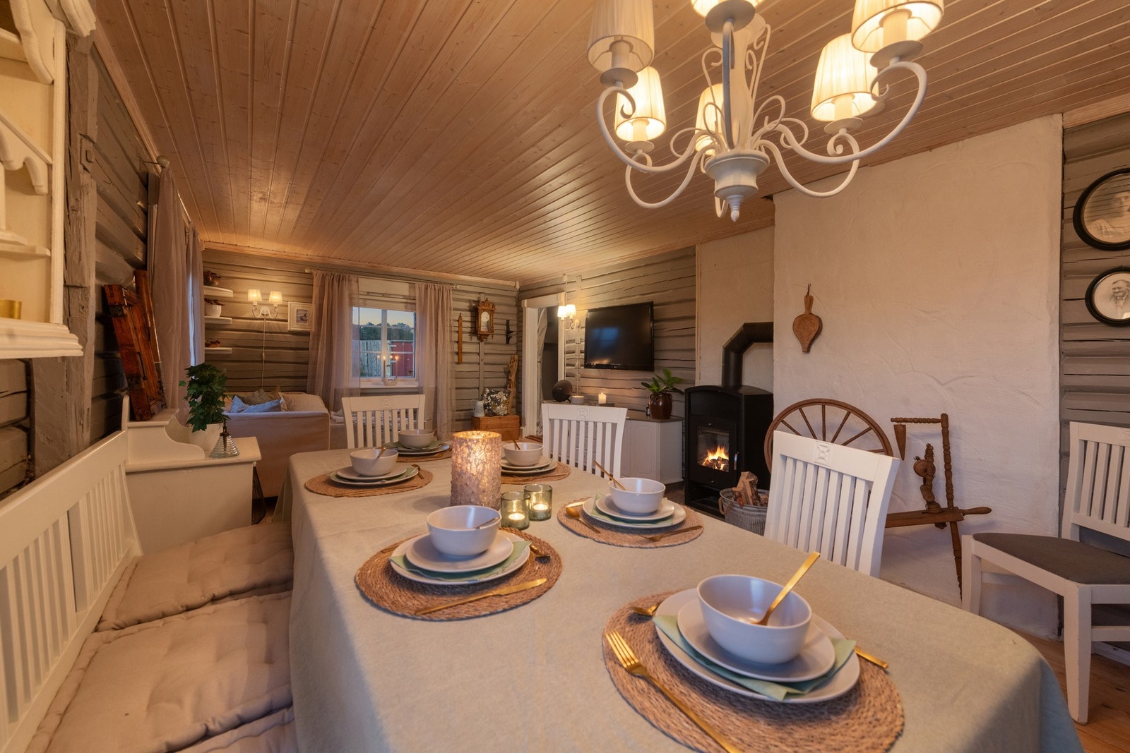 Hyggelig kveldsstemning i stuen rundt spisebordet. Stuen har en flott peisovn som varmer godt. Galleribilde