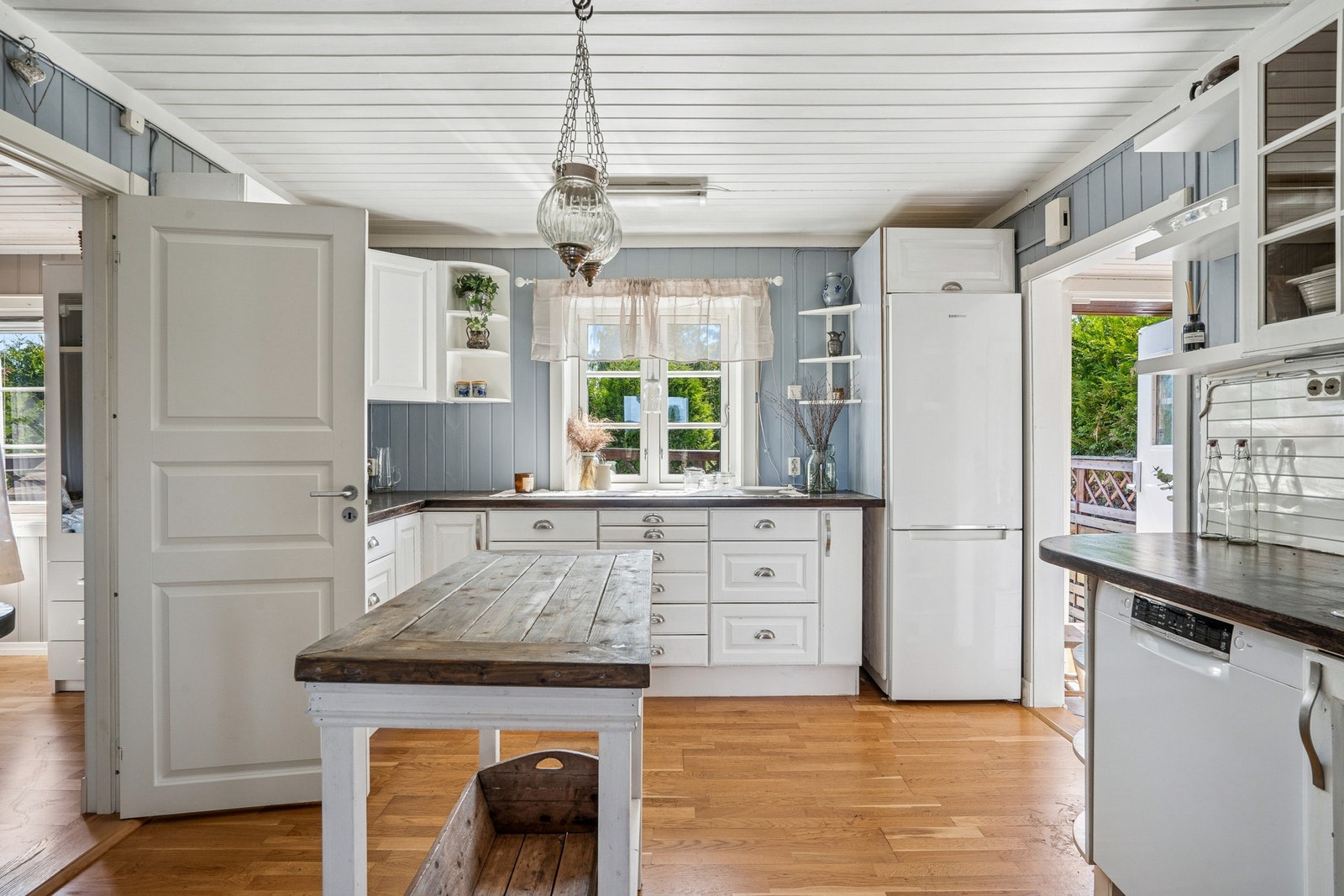 Kjøkkenet er romslig og har rikelig med skap- og benkeplass. Galleribilde