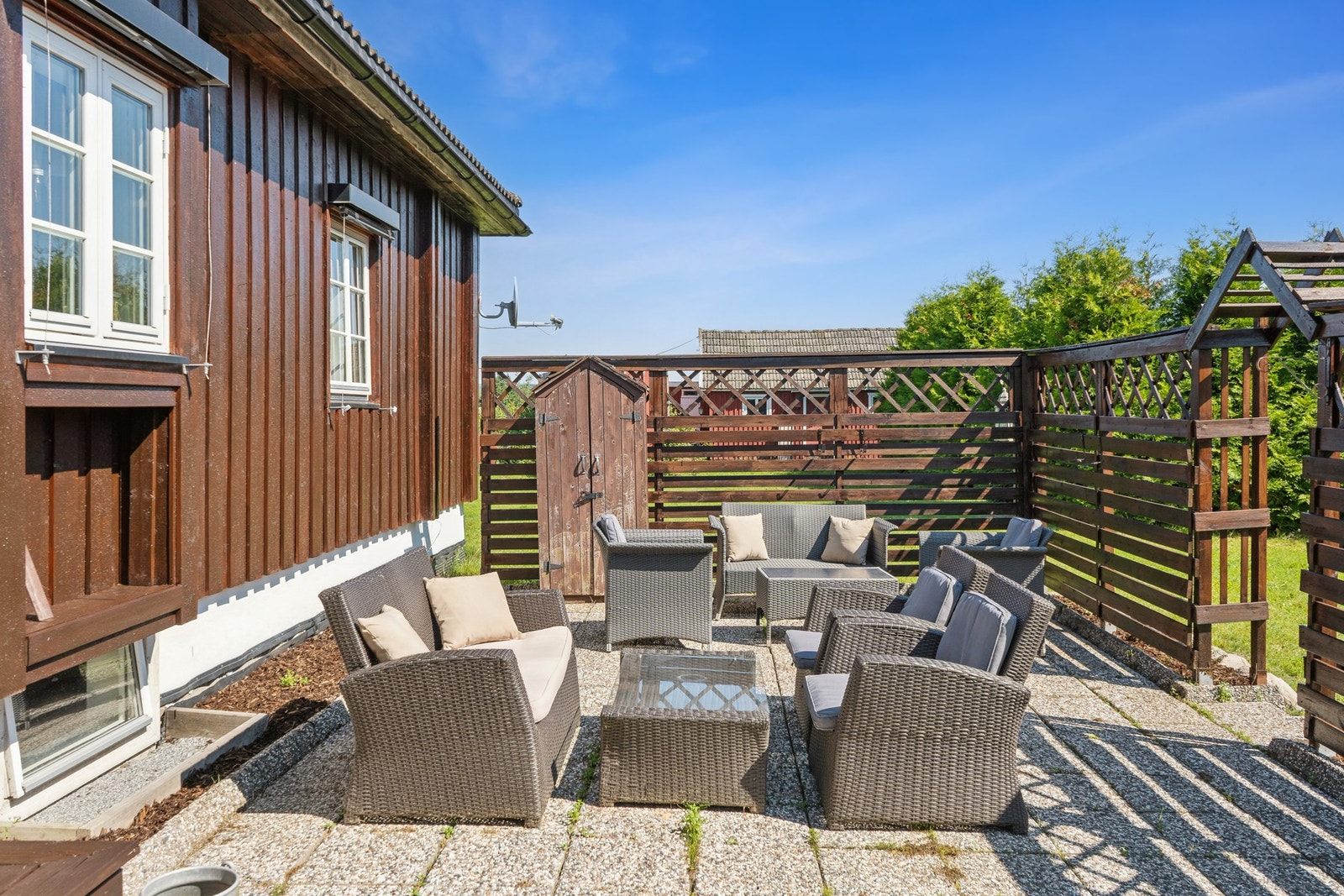 Her kan du nyte en god frokost eller en deilig kopp med kaffe i morgensolen. Galleribilde