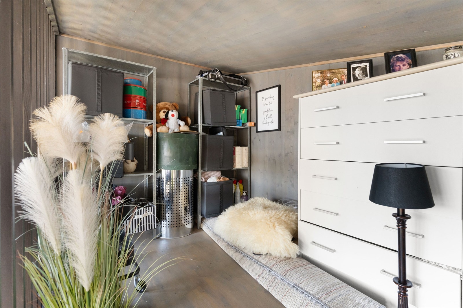 Gode lagringsmuligheter på hems, alternativt innrede med senger. Galleribilde