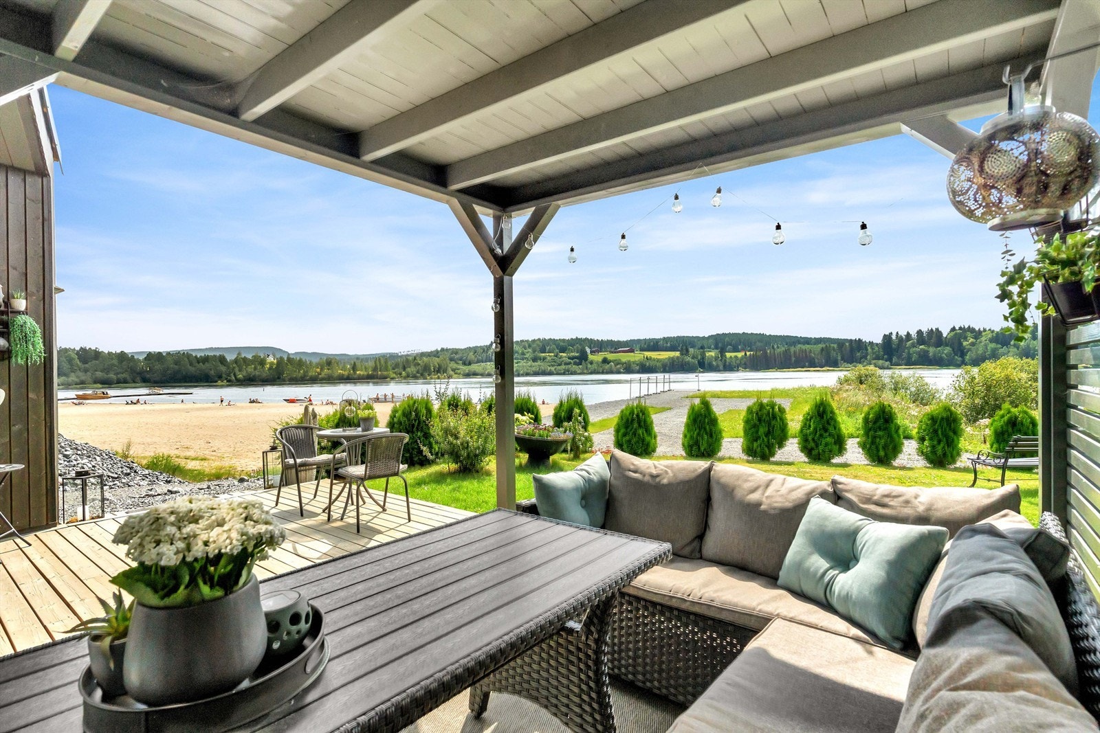 Flott uteplass med fantastisk utsikt til elva. Steinrøysa som sees på bildet er nå under opparbeidelse og her blir det etablert en scene som vil skape flott liv. Galleribilde