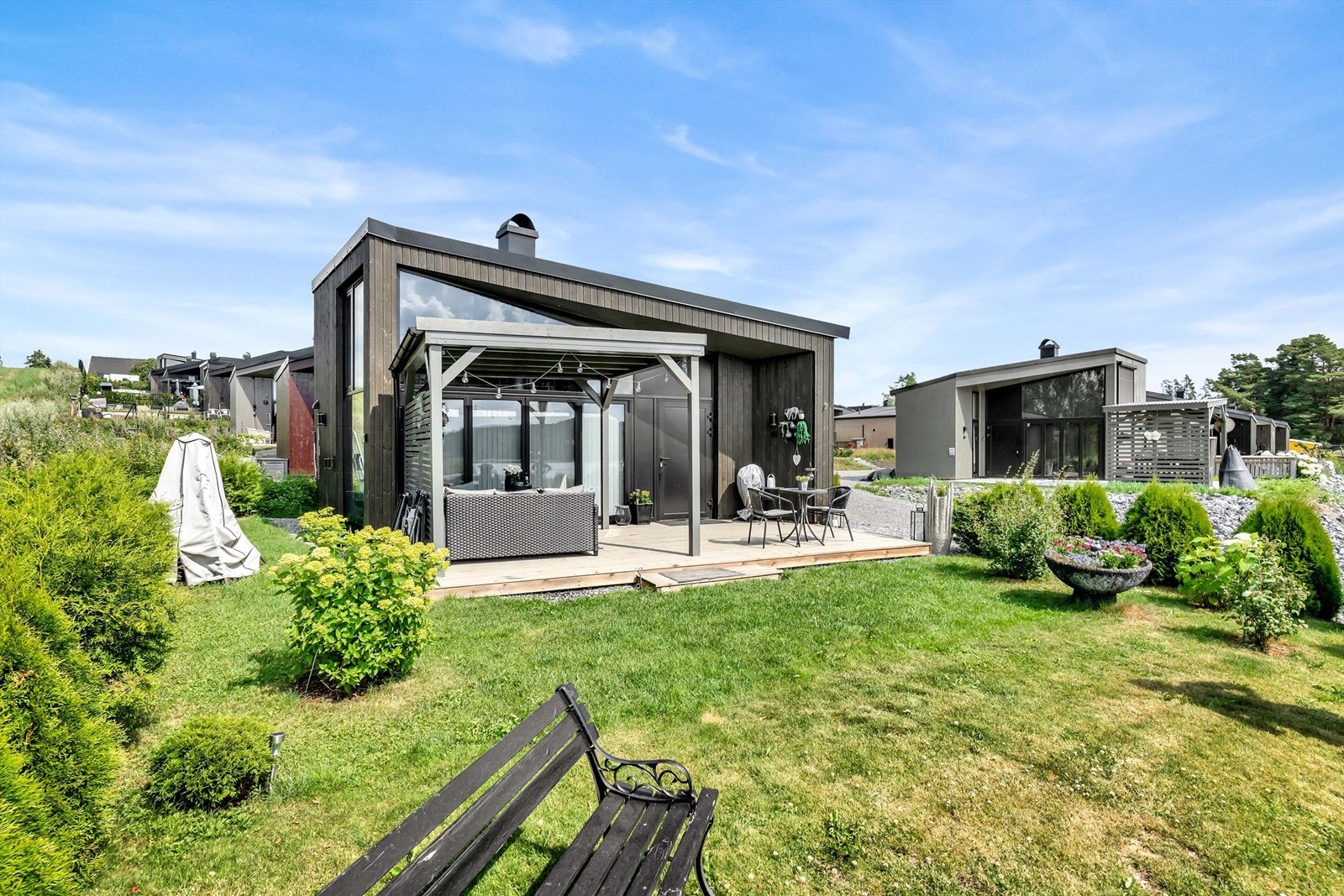 Fritidsboligen har en flott intern beliggenhet. Nærmest elva og på enden, slik at en ligger skjermet til. Galleribilde