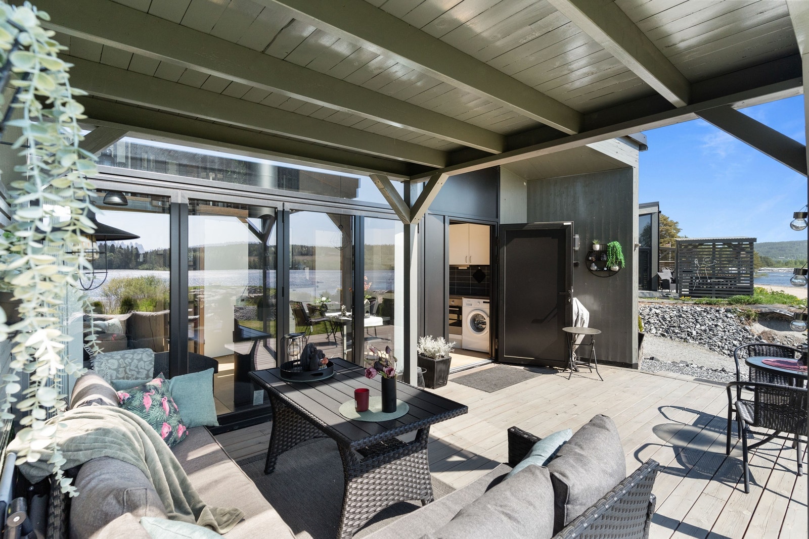 En fantastisk uteplass med pergola som gjør at du kan bruke uteplassen i all slags vær. Galleribilde