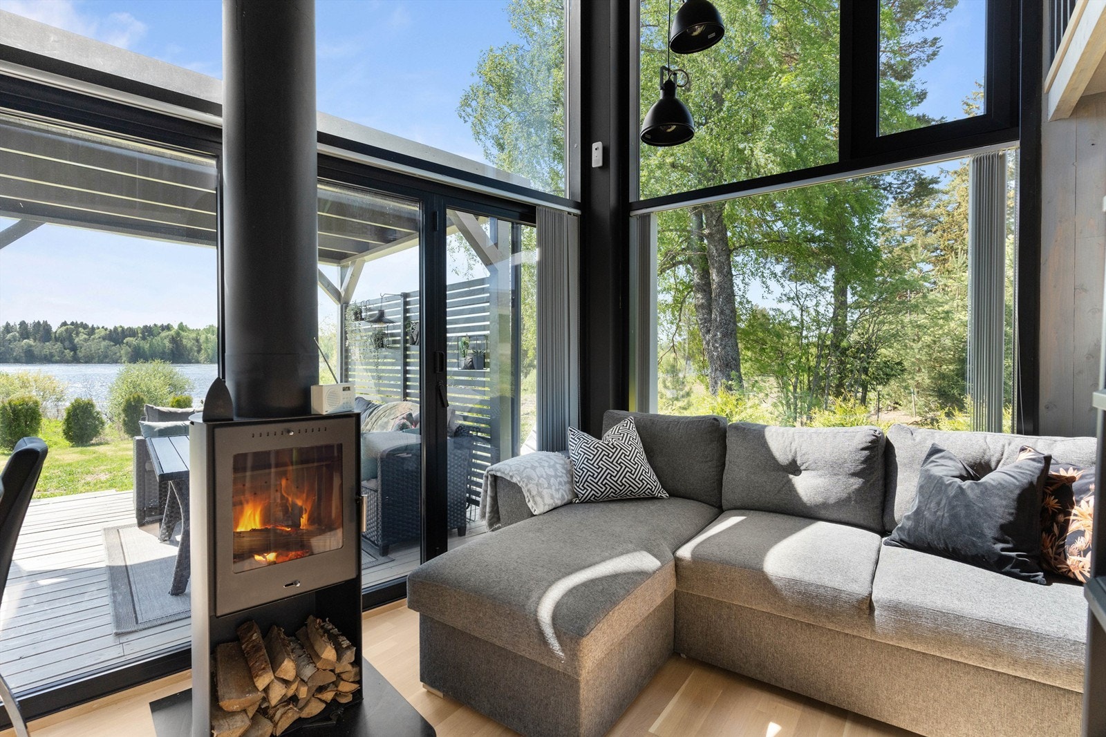 Parkettgulv og panelvegger gir en koselig atmosfære. Hytta har et flott ildsted også en varmepumpe som sikrer behagelig temperatur året rundt. Galleribilde