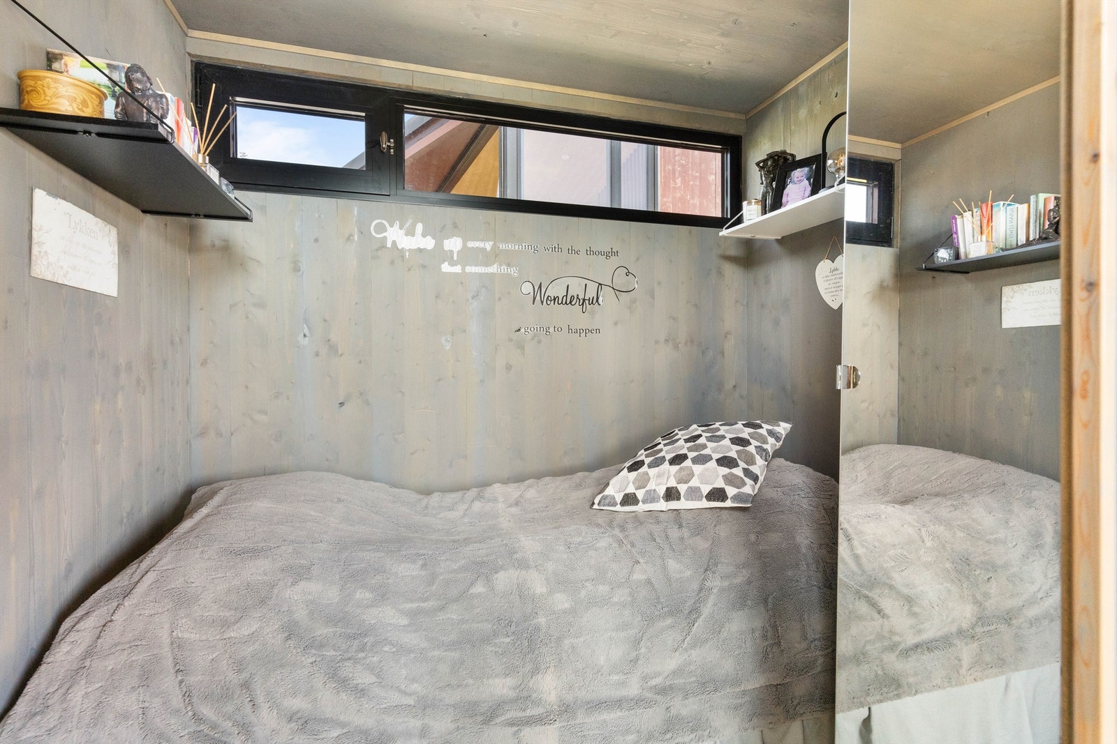 Hytta har en romslig sovealkove løsning og muligheten for å innrede med sengeplass på den romslige hemsen. Galleribilde