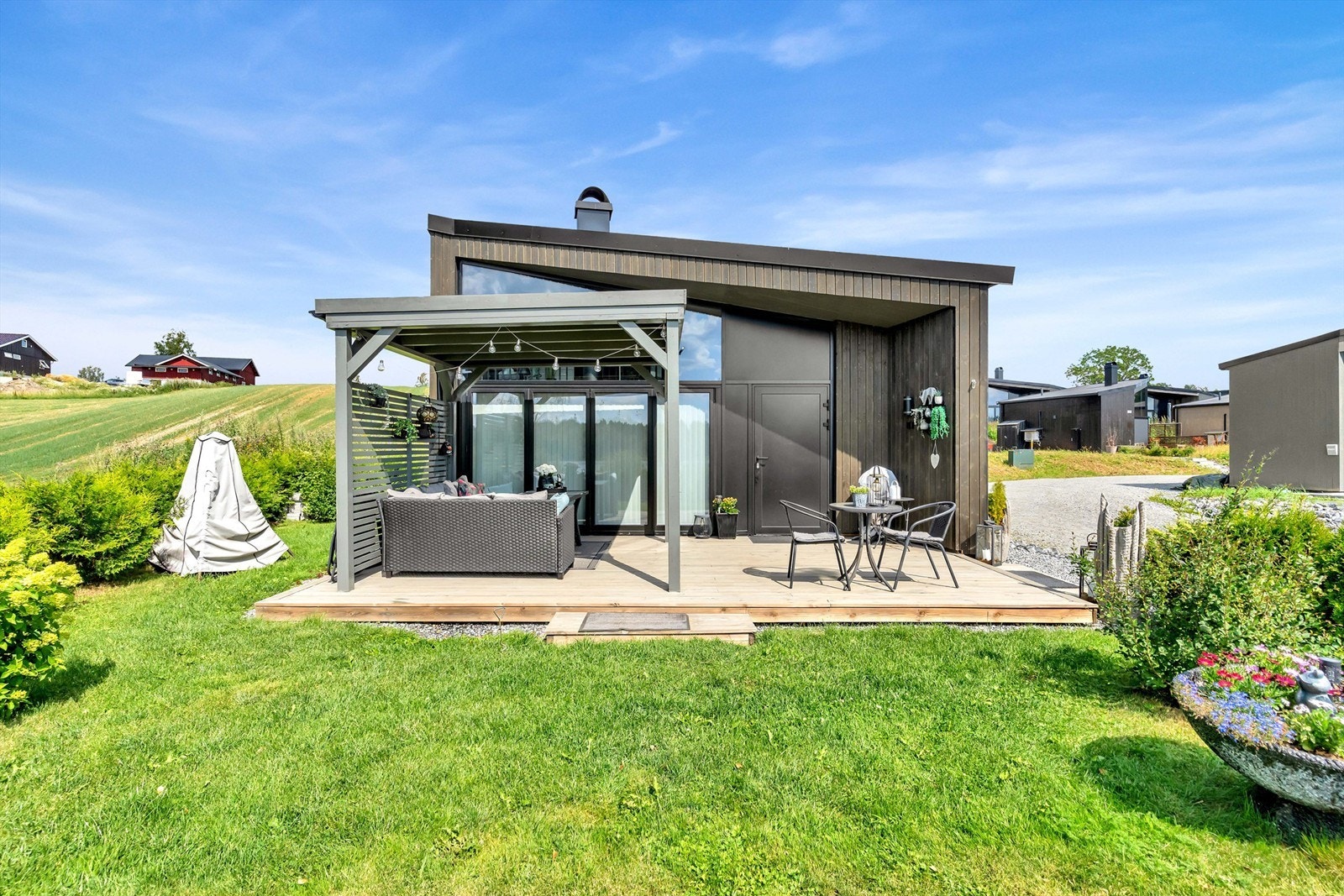 Skjermet med første linje mot Glomma! Attraktiv fritidsbolig 45 min fra Oslo| Strandlinje ved Glomma| Energieffektivt Galleribilde