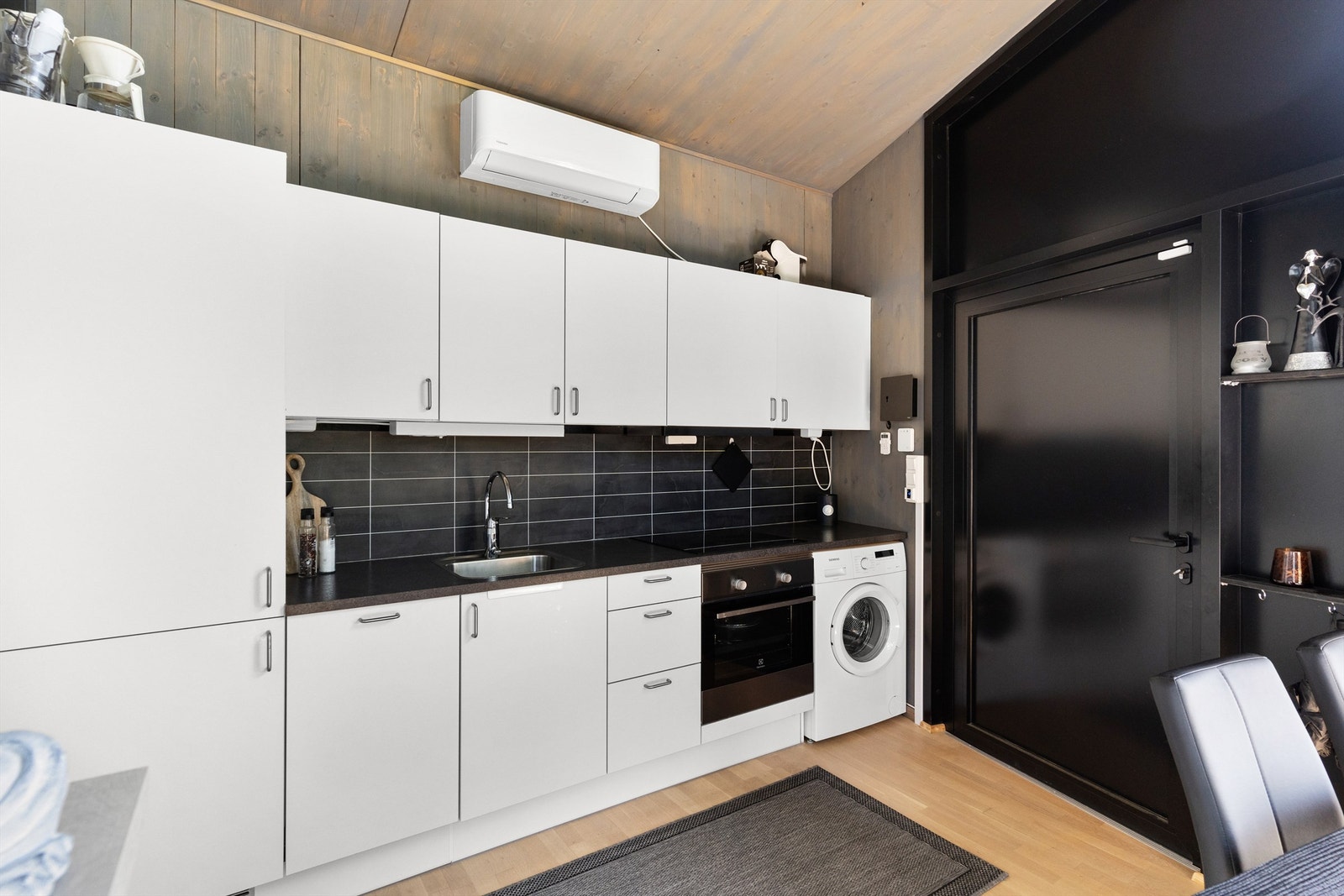 Integrerte hvitevarer inkluderer komfyr, induksjonstopp, oppvaskmaskin, mikrobølgeovn og kjøleskap med fryser, samt vaskemaskin som medfølger. Galleribilde