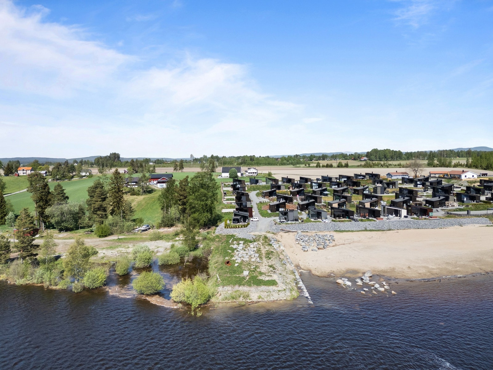 Området har fantastiske turmuligheter, flere strender en kan velge mellom. Her kan sommerferien nytes for store og små. Galleribilde