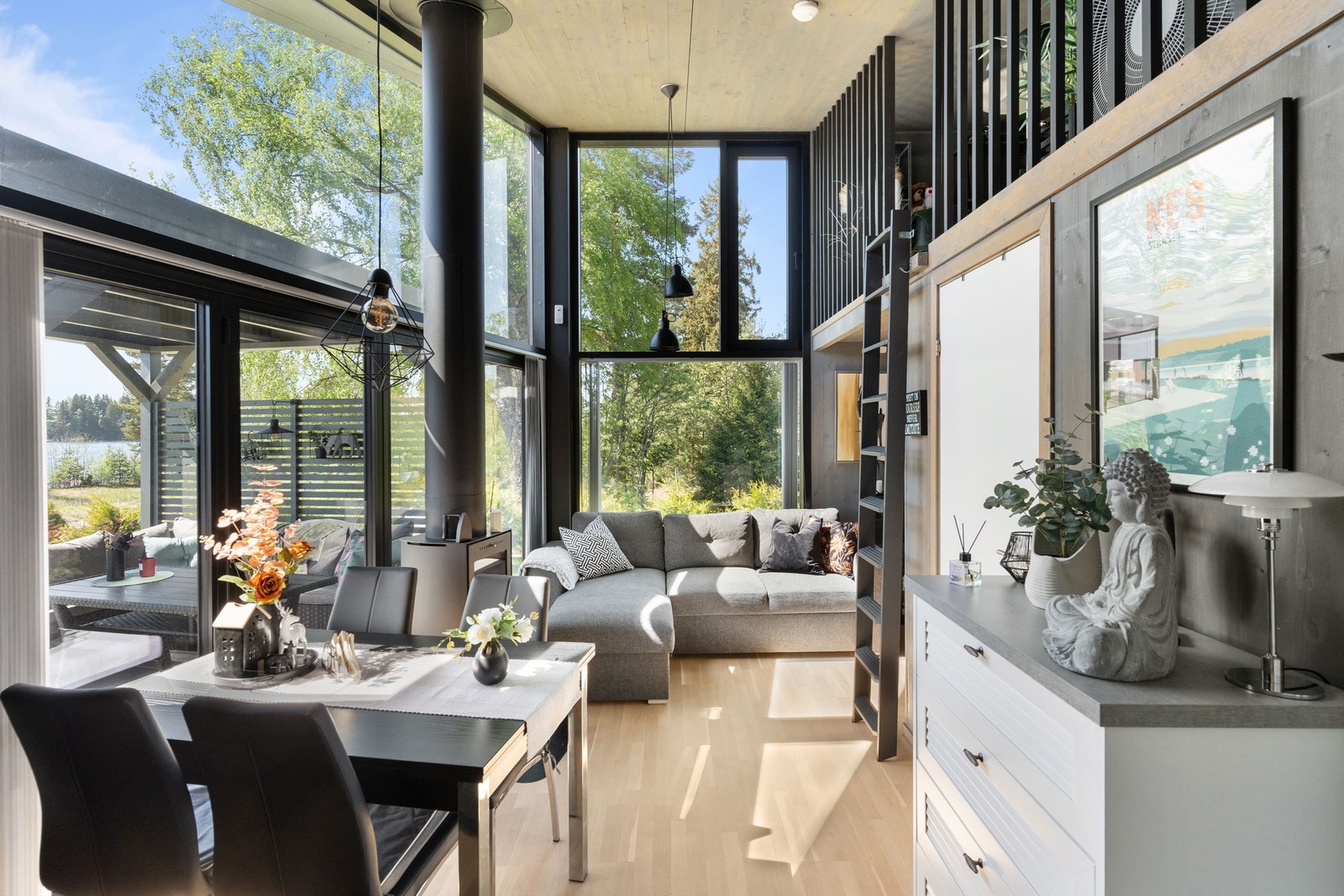 Hytta er av moderne standard og har et HTH-kjøkken, flislagt baderom, varmepumpe, gulvvarme i stue, kjøkken og baderom, samt en solrik terrasse Galleribilde