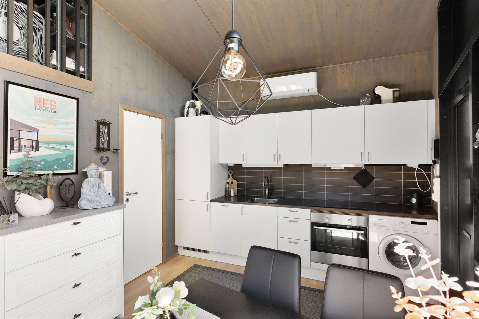 Benkeplaten er laget av laminat, og det er nedfelt utslagsvask av stål og en avtrekksvifte over kokesonen. Galleribilde