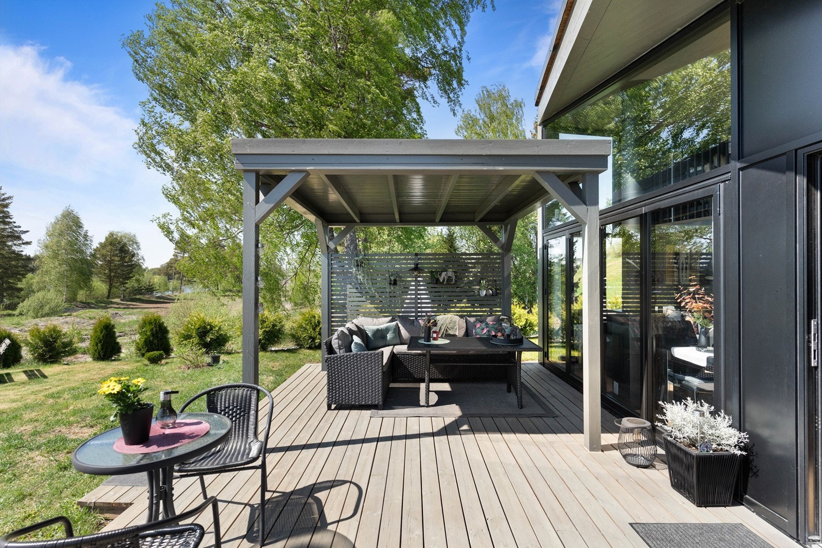 Skjermet og fin uteplass, etablert hekk for ekstra skjerming, Galleribilde