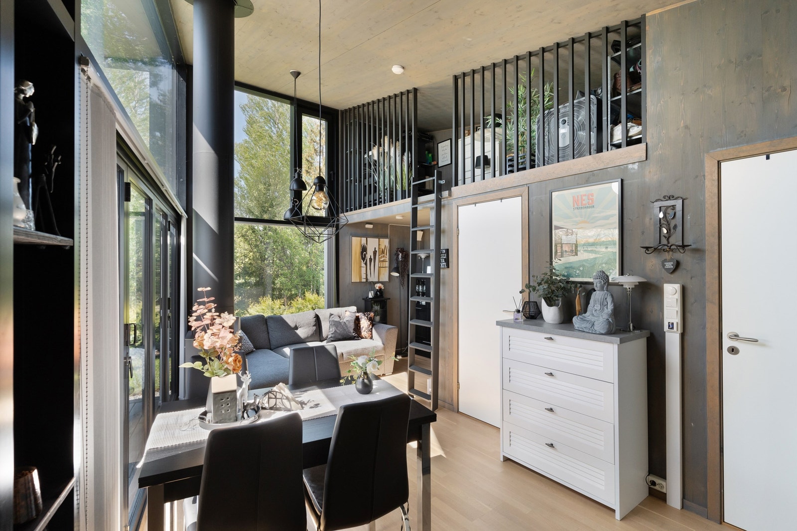 I tillegg er det en hems med plass til minst 4 personer. Hemsen kan nås via en stige og har en gulvflate på omtrent 7 kvadratmeter. Galleribilde