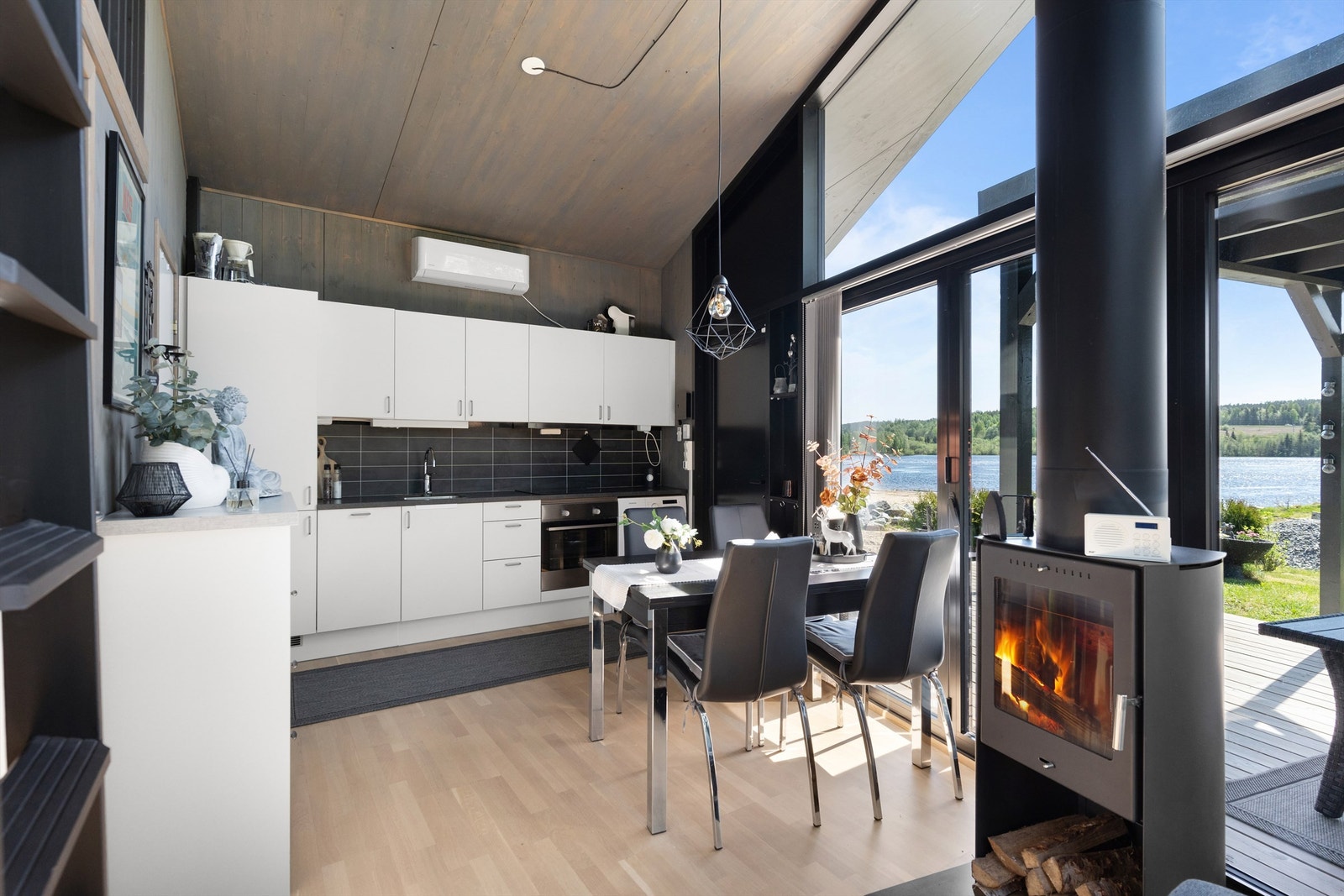 Inngangspartiet fører inn i en lys og romslig stue med åpen kjøkkenløsning. Galleribilde