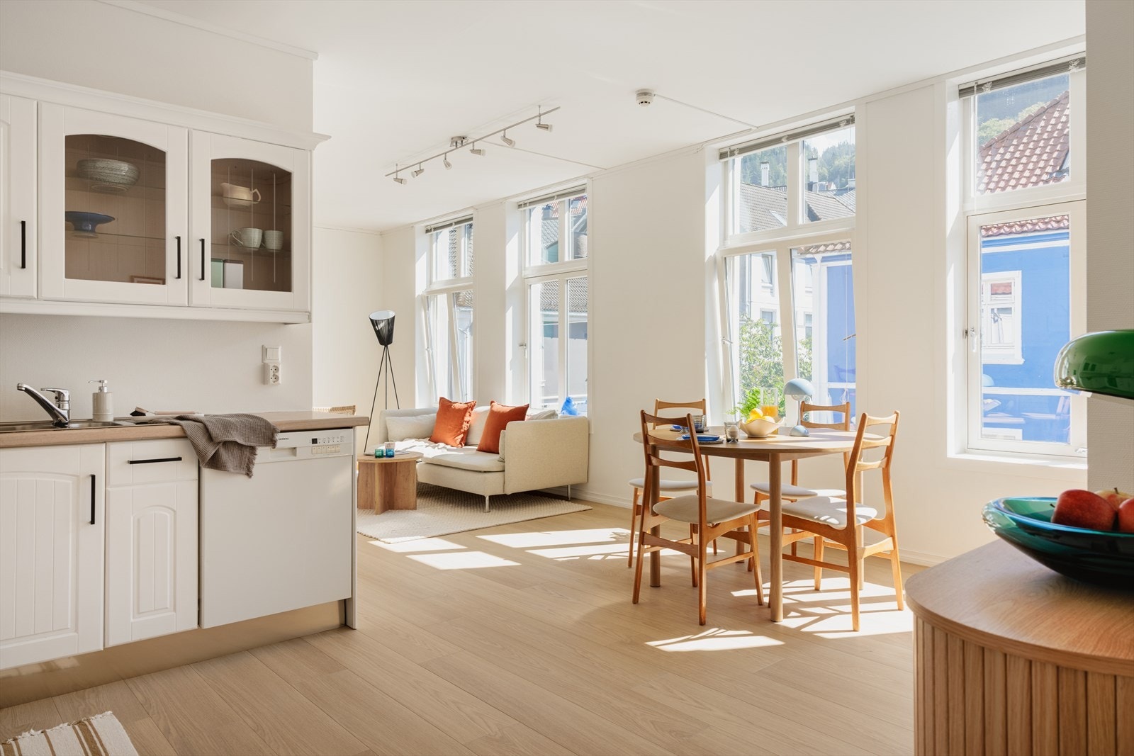 Kjøkkenet er romslig og tidløst, med god plass til både matlaging og oppbevaring Galleribilde