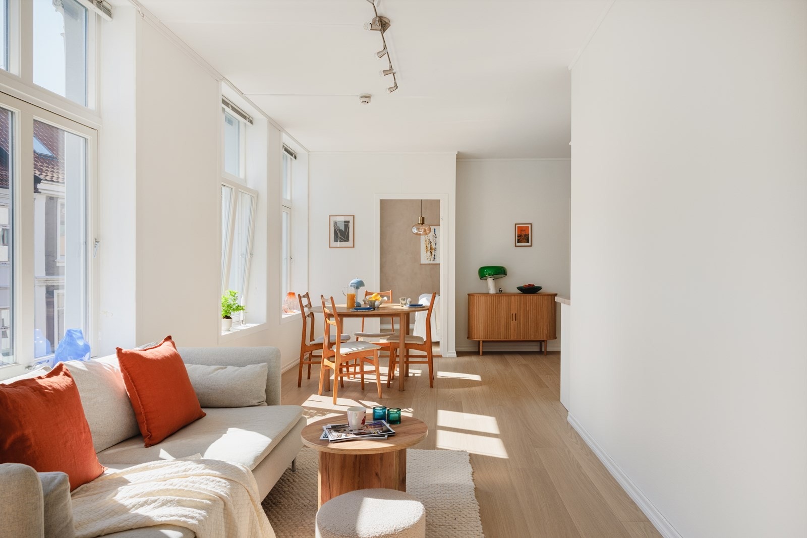 Stuen er malt i en tidsriktig farge som komplimenteres av et flott gulv Galleribilde