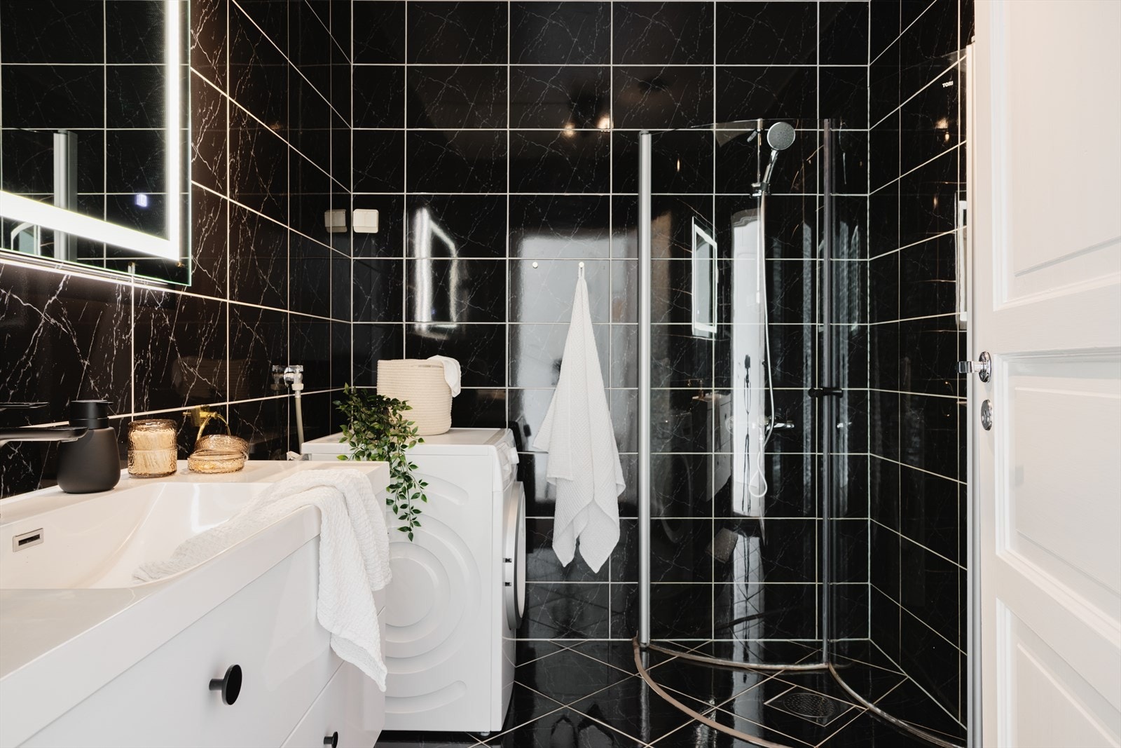 Helfliset og moderne bad med varmekabler i gulvet, nytt i 2012 Galleribilde