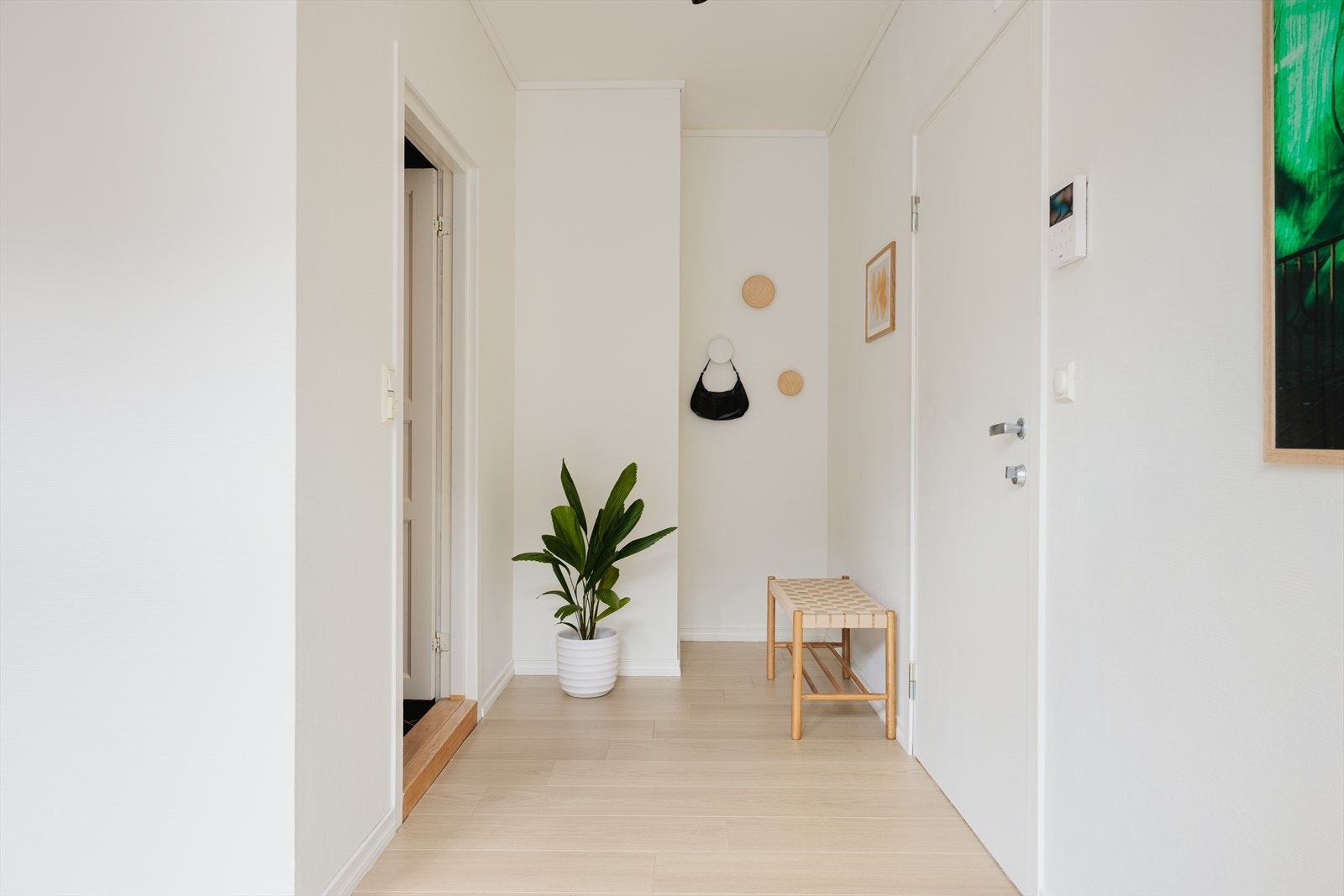 Velkommen inn i en lys og romslig gang, med god plass til å henge fra seg Galleribilde