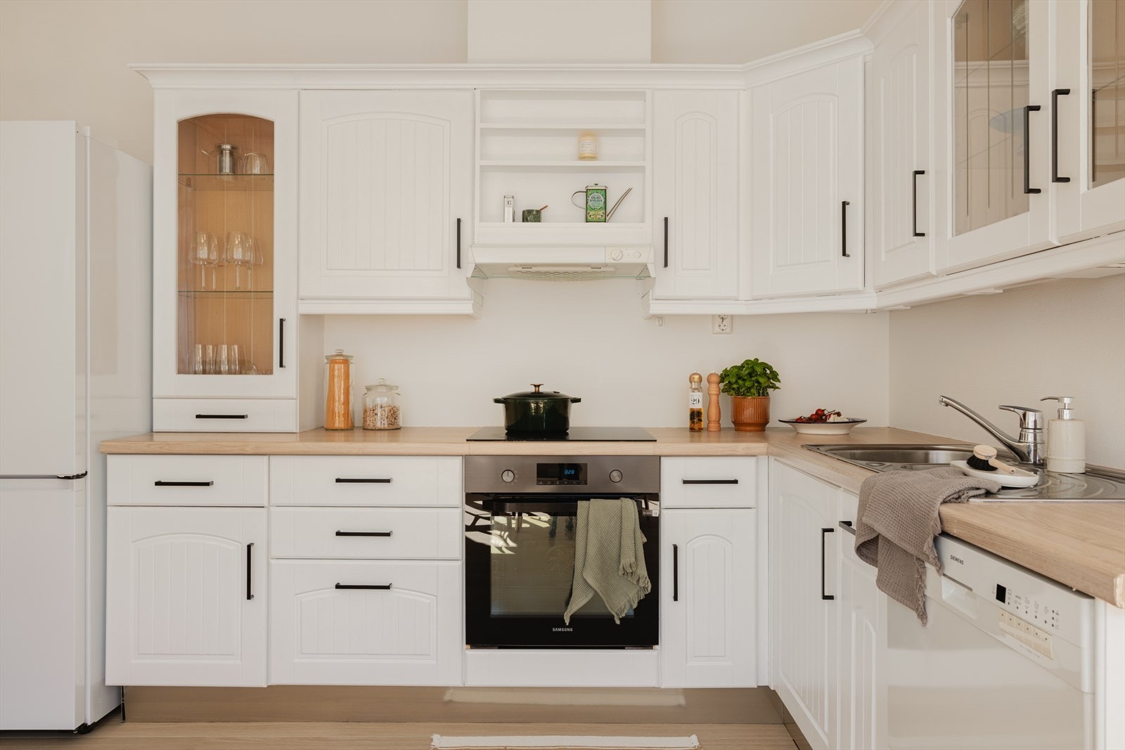 Kjøkkeninnredningen er fra 2012, har profilerte fronter og laminat benkeplate Galleribilde