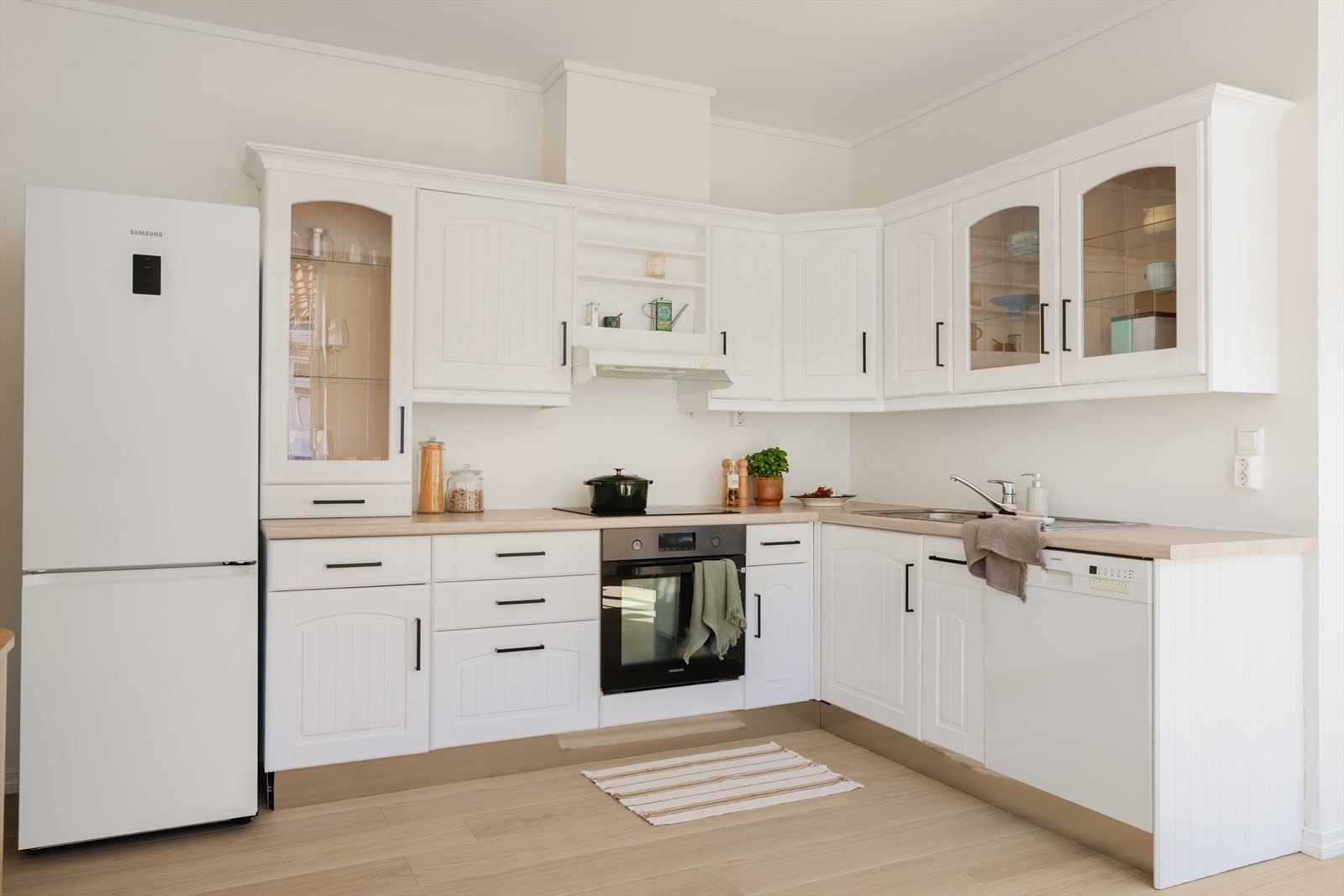 Over benkeplaten er det benyttet oppvaskkum i stål og ventilator Galleribilde