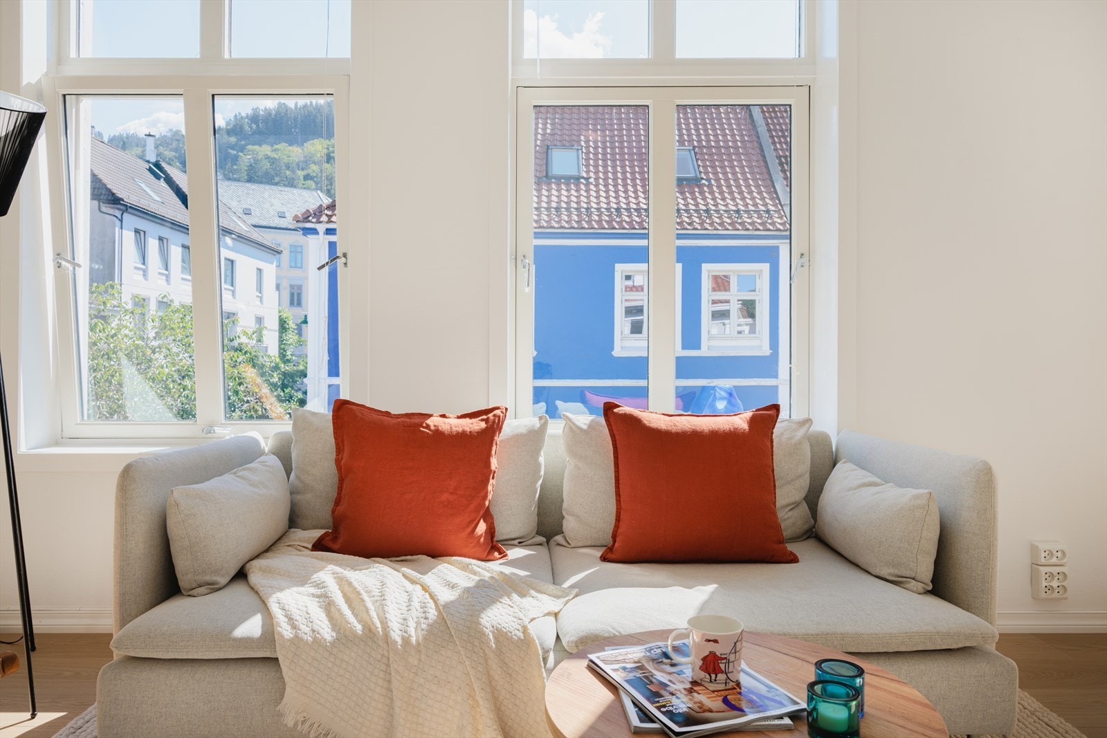 Store vindusflater sørger for rikelig med naturlig lys Galleribilde