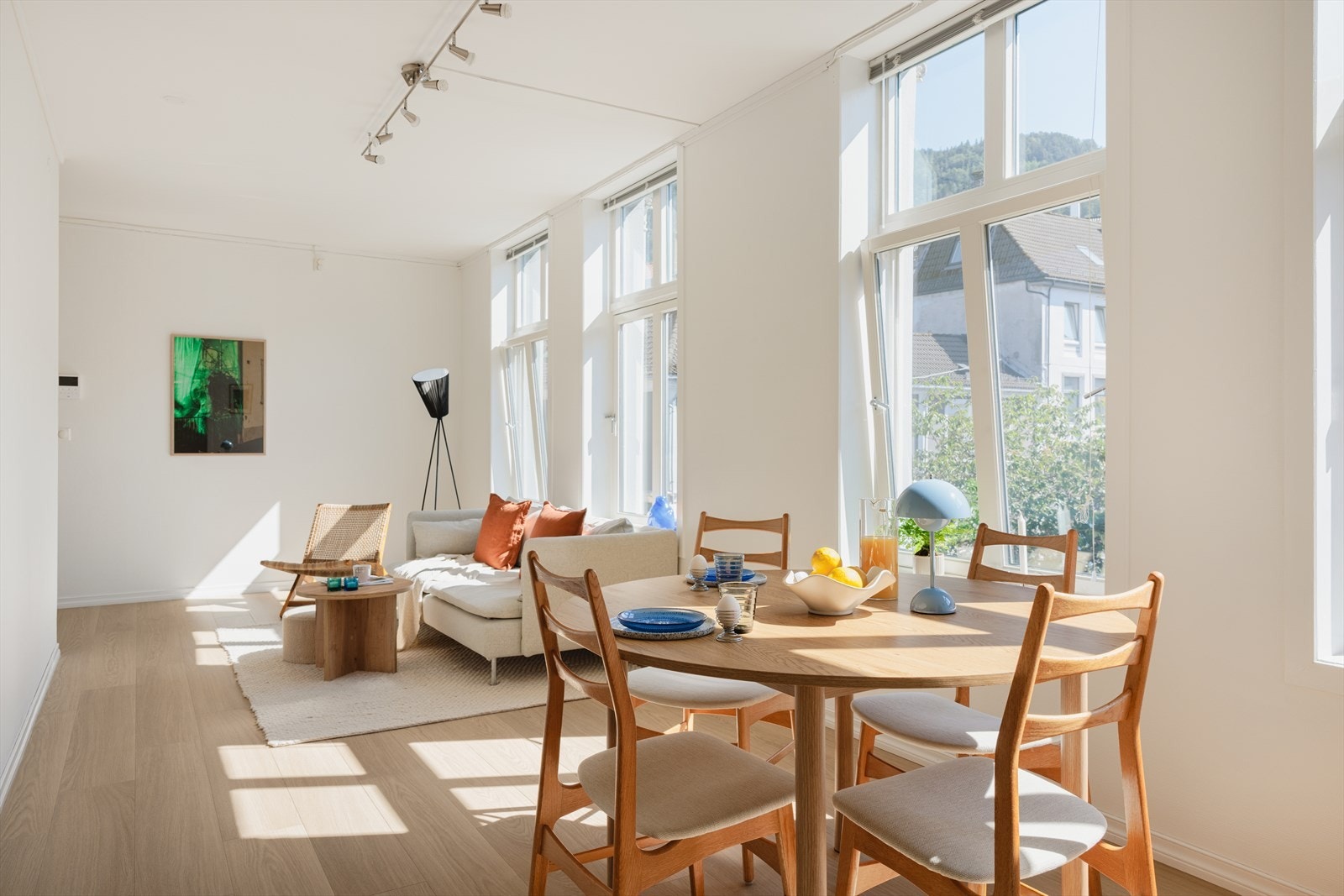 Den åpne løsningen sørger for et sosialt rom, som raskt blir et naturlig samlingspunkt for venner og familie Galleribilde