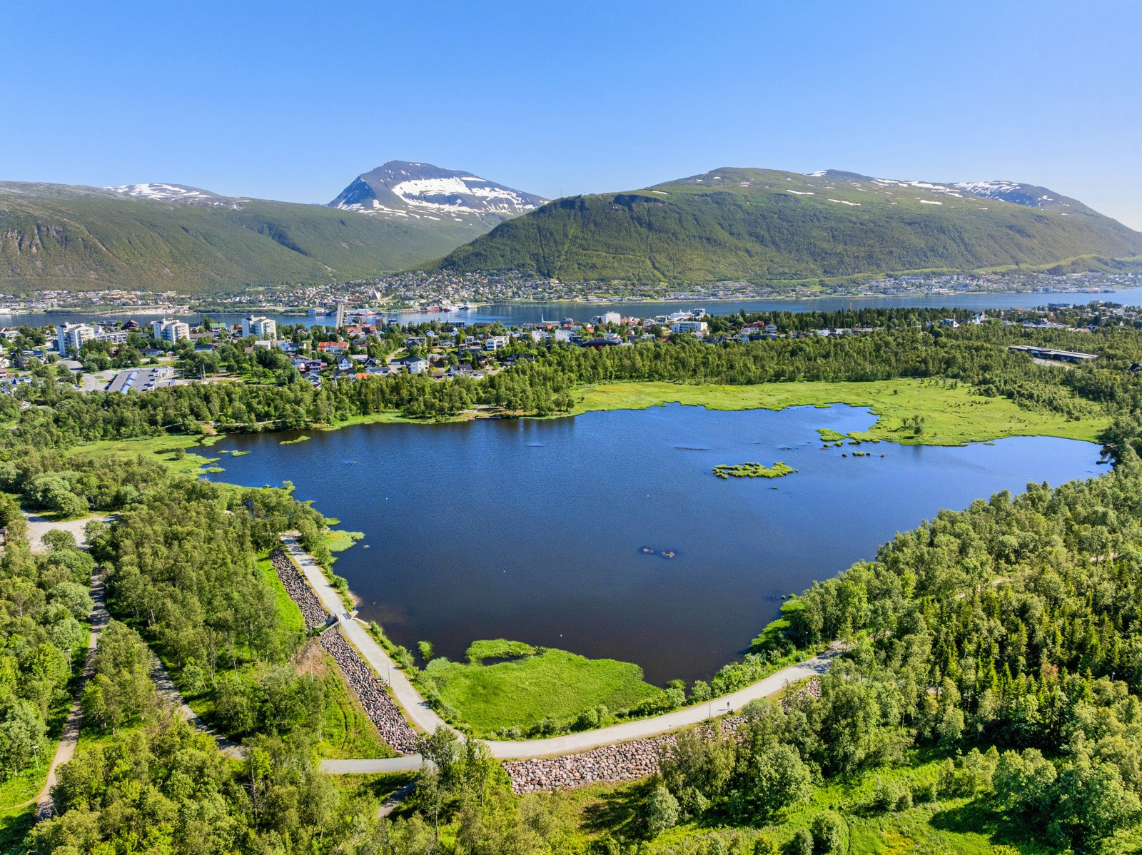Her bor du fint til med kort vei til flotte turområder som lysløypa og Prestvannet!