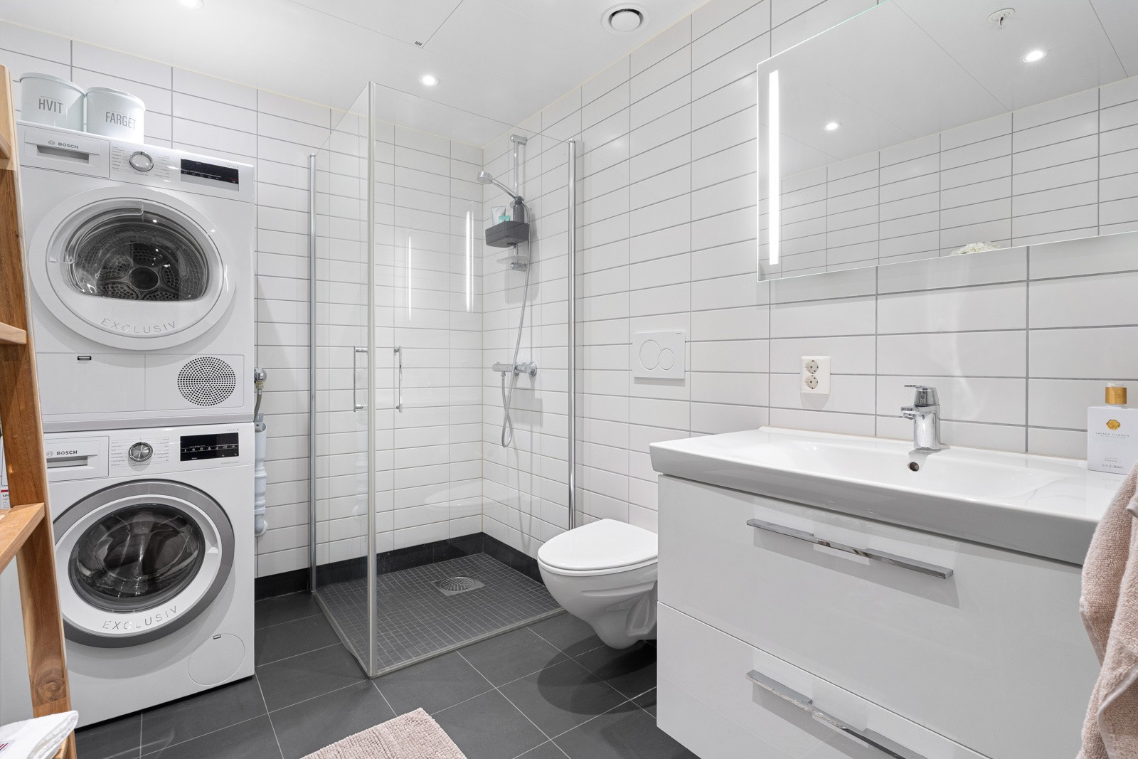 Pent baderom med gulvvarme og innfelte downlights i himling