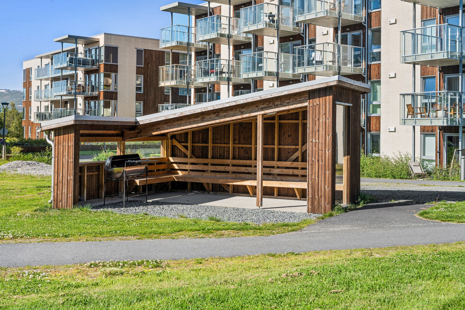 Workinntoppen er pent opparbeidet med asfalterte internveier og to gapahuk med grillplasser.