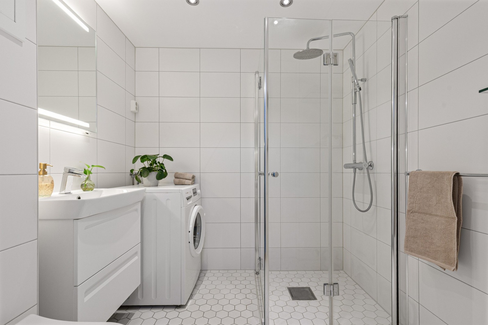 Pent flislagt bad med moderne innredning og gulvvarme. Galleribilde