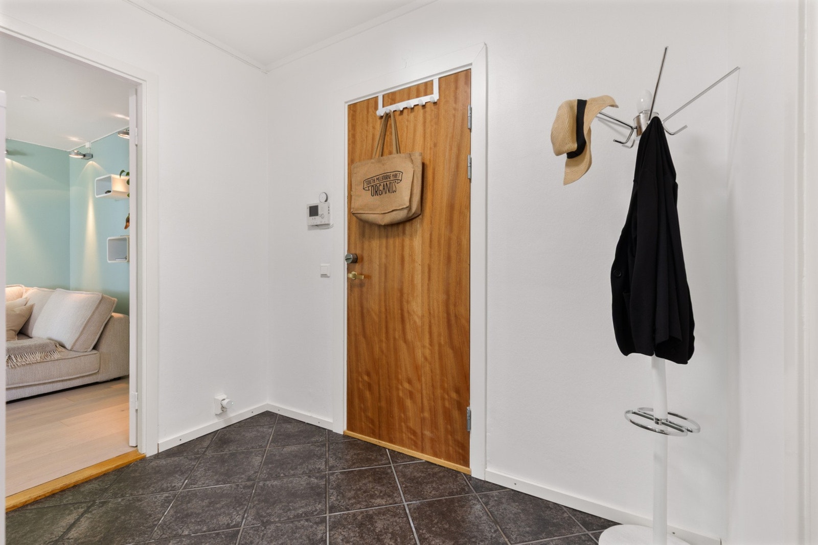 Takhøyden på 2,49 meter gir romfølelse fra første steg inn. Galleribilde