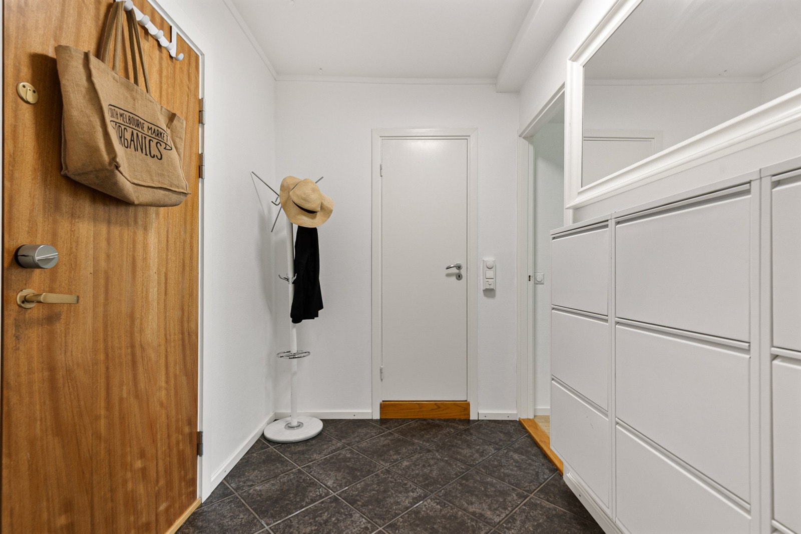 Lys og flislagt entré med god oppbevaringsplass og dørcalling. Galleribilde