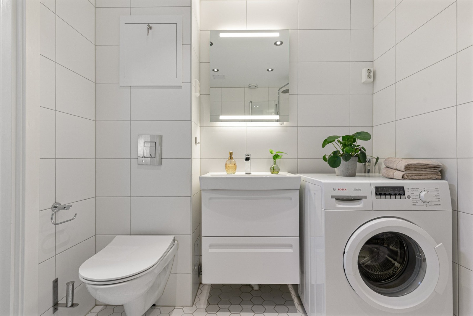 Badet ble pusset opp av borettslaget i 2015/2016 og har dusjhjørne med svingbare glassdører fra 2025. Galleribilde