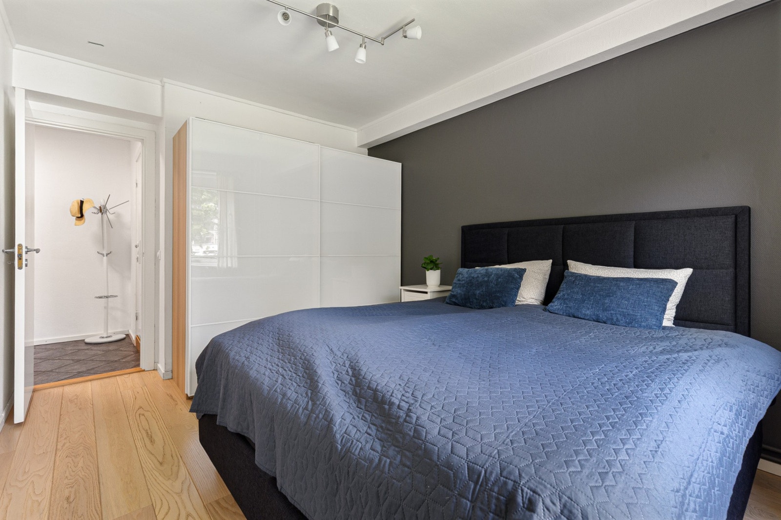 God plass til dobbeltseng og garderobeskap. Galleribilde