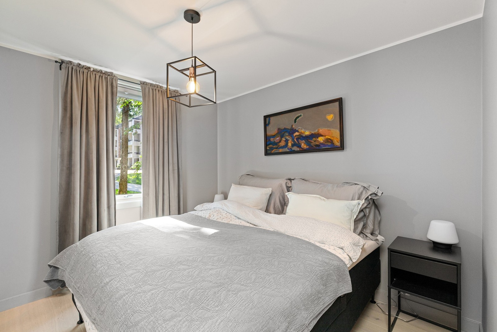 Hovedsoverom er holdt i moderne farge som står i stil med resten av leiligheten. Galleribilde