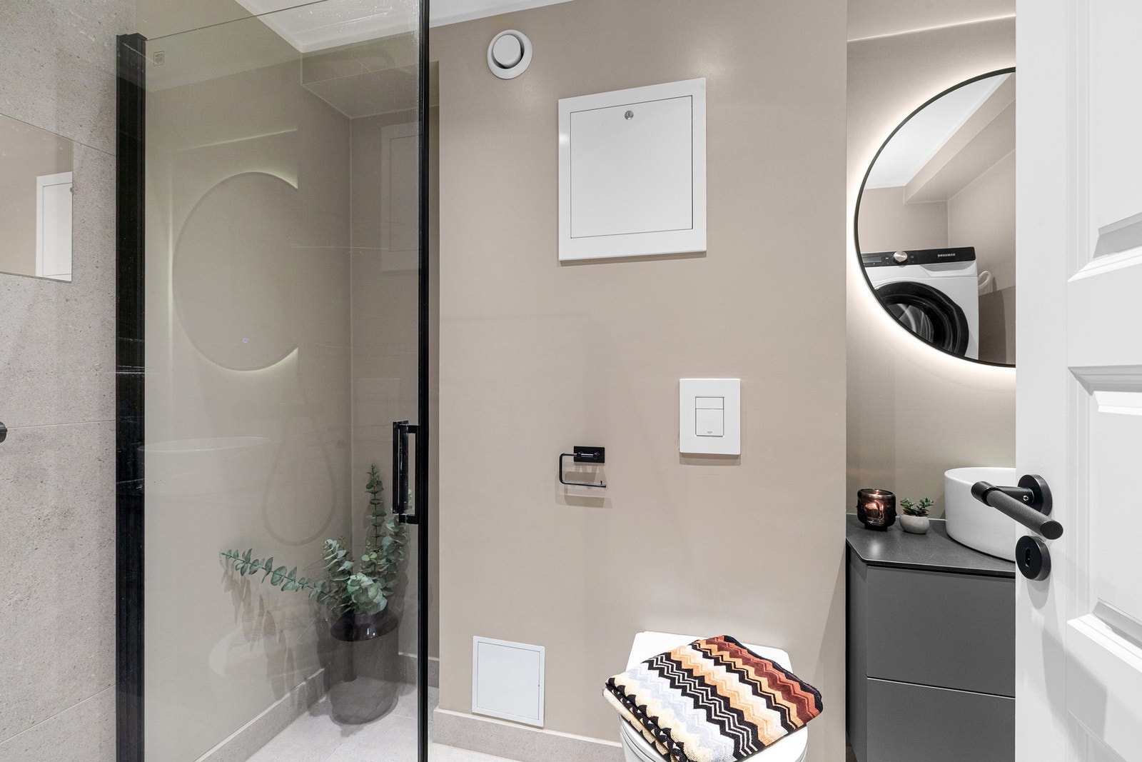 Baderommet ble i likhet med leiligheten nyoppusset i 2022, arbeid utført av fagpersoner. Galleribilde