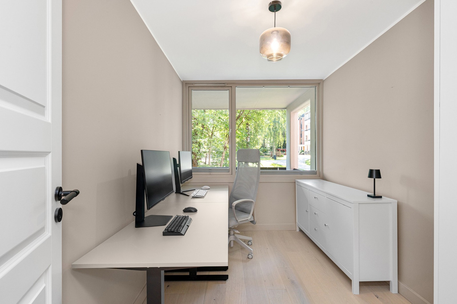 Soverom II er av god størrelse med plass til dobbeltseng og garderobeløsning. Galleribilde