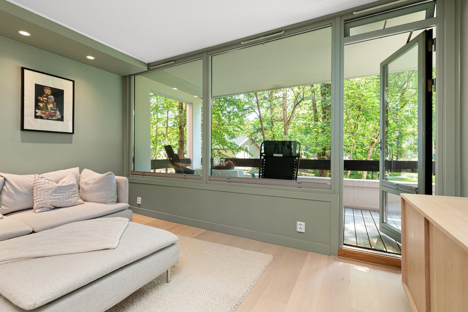 Generøse vindusflater som slipper inn godt med naturlig lys. Galleribilde