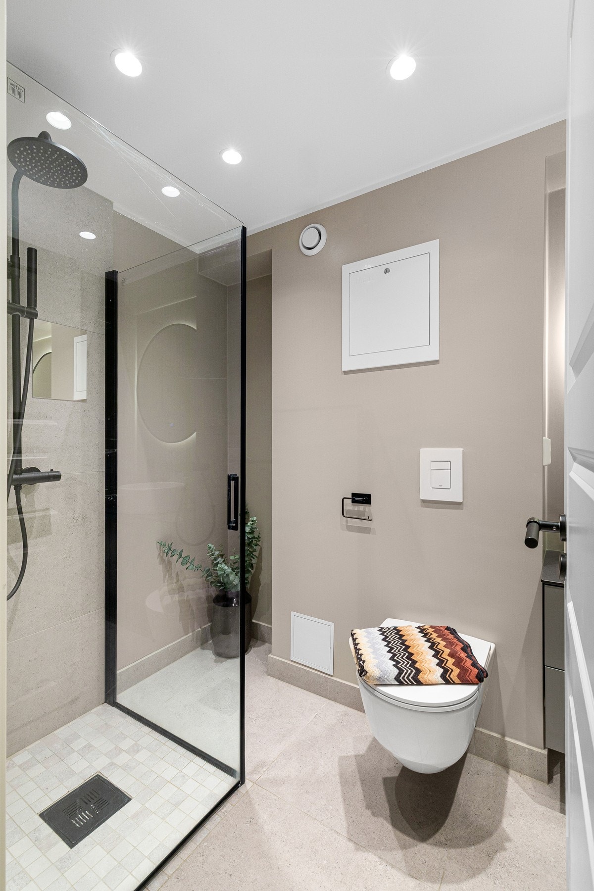 Delikat bad med smakfulle flisvalg og moderne innredning som gir et harmonisk og helhetlig inntrykk. Galleribilde