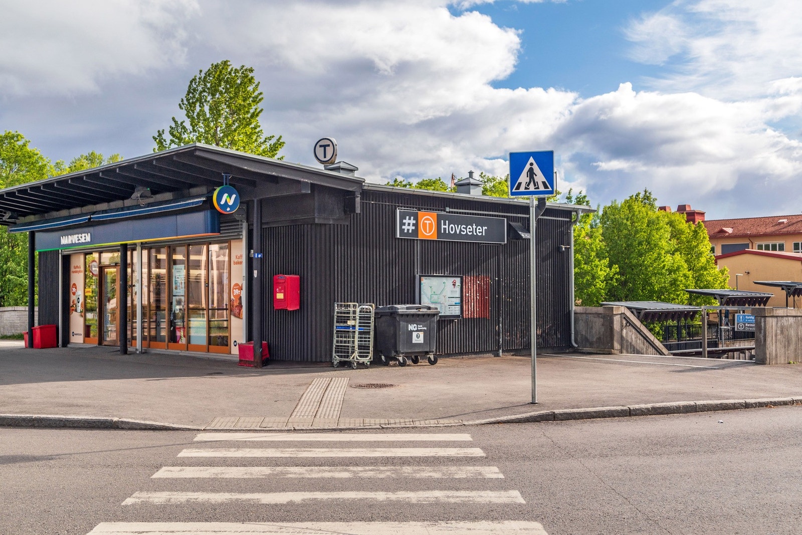 Nærmeste T-bane stopp er Hovseter hvor linje 2 går. Her er det også flere bussavganger. Galleribilde