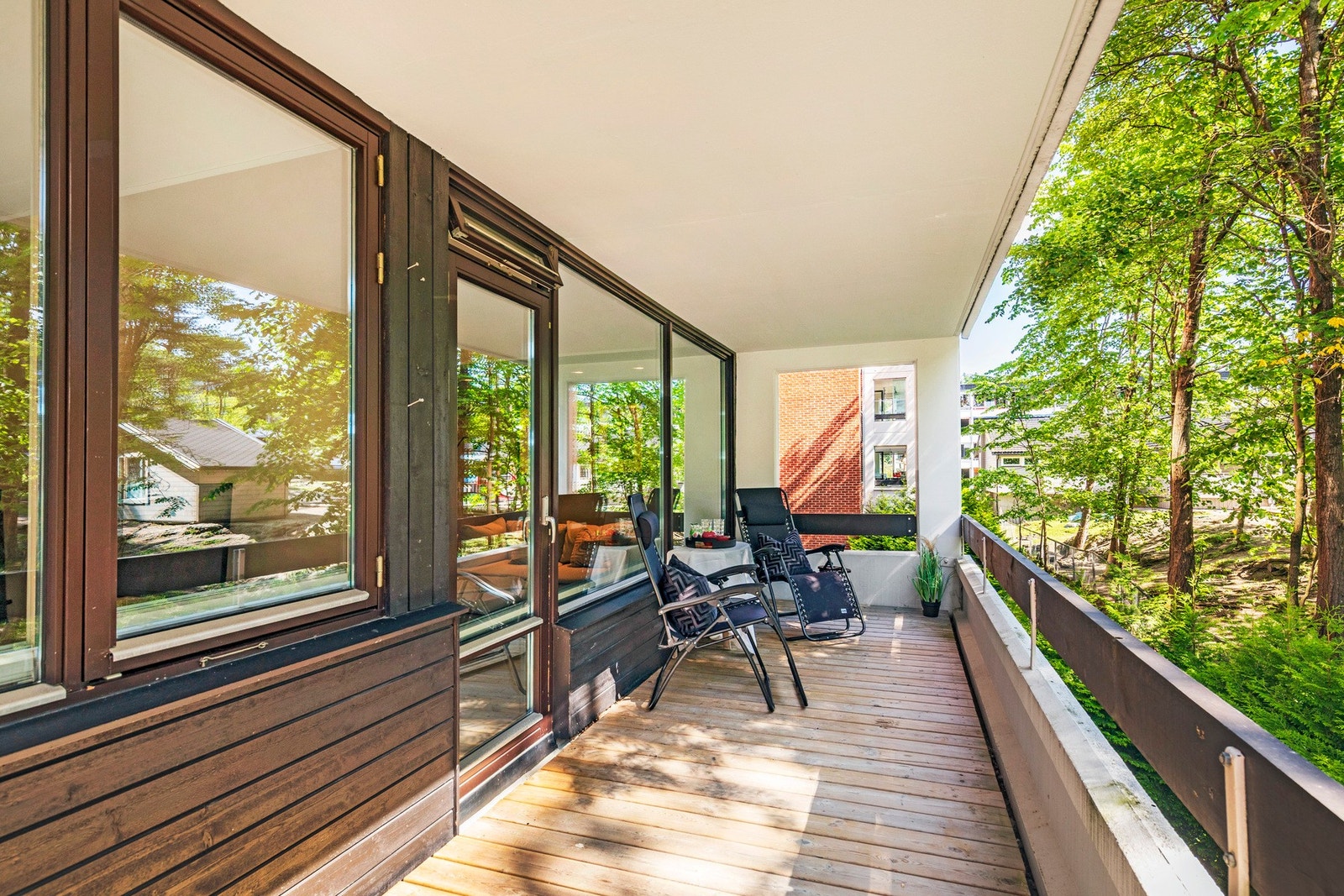 Sydøstvendt balkong 12 m² med formiddagssol og frodig utsikt. Galleribilde