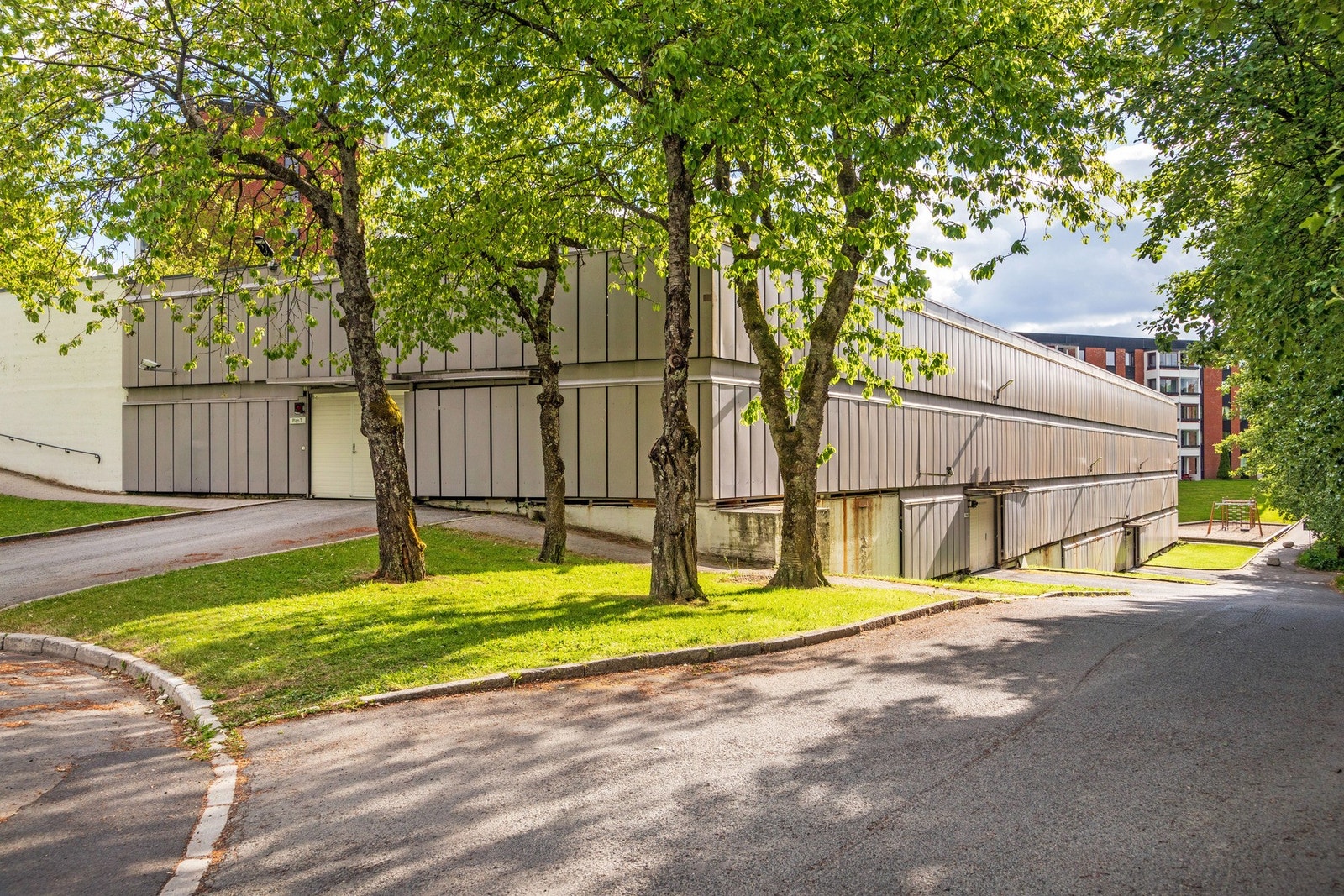 Leiligheten har egen garasjeplass med mulighet for elbillader, i felles garasjeanlegg. Galleribilde