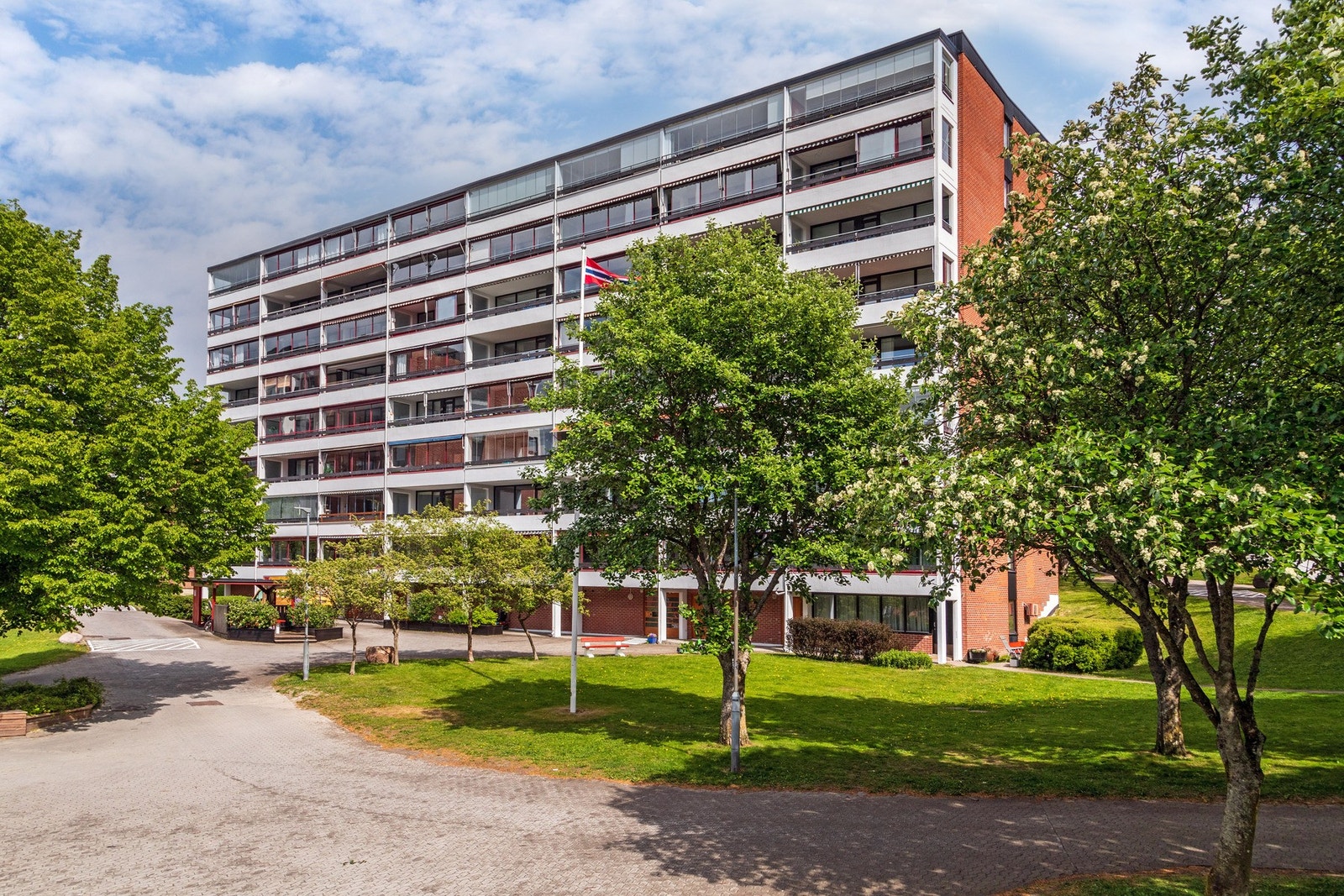 Borettslaget har en idyllisk beliggenhet ved marka, og er barnevennlig med lekeplasser, akebakke og skispor. Galleribilde