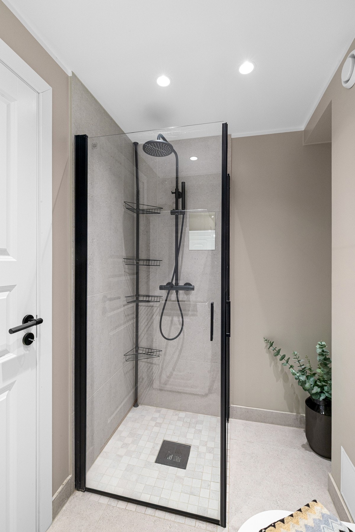 Dusjsone med regnfallsdusj som gir deg den deilige spafølelsen. Galleribilde