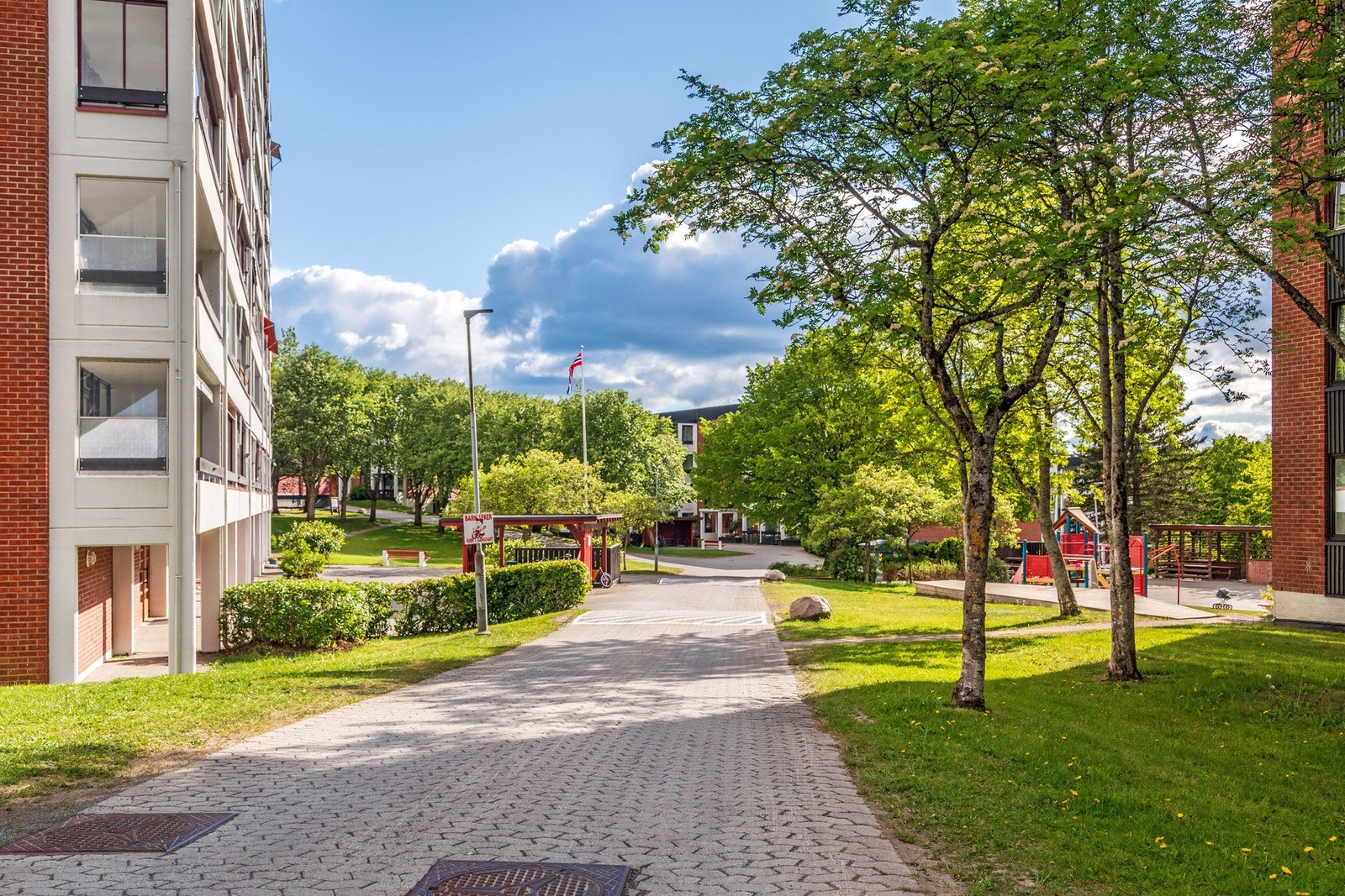 Orebakken er kjent for sine store parkmessige utearealer mellom blokkene. Galleribilde