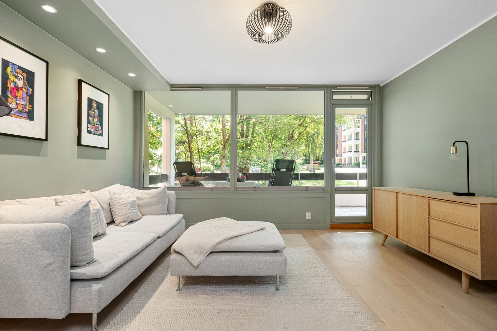 Generøse vindusflater som slipper inn godt med naturlig lys Galleribilde