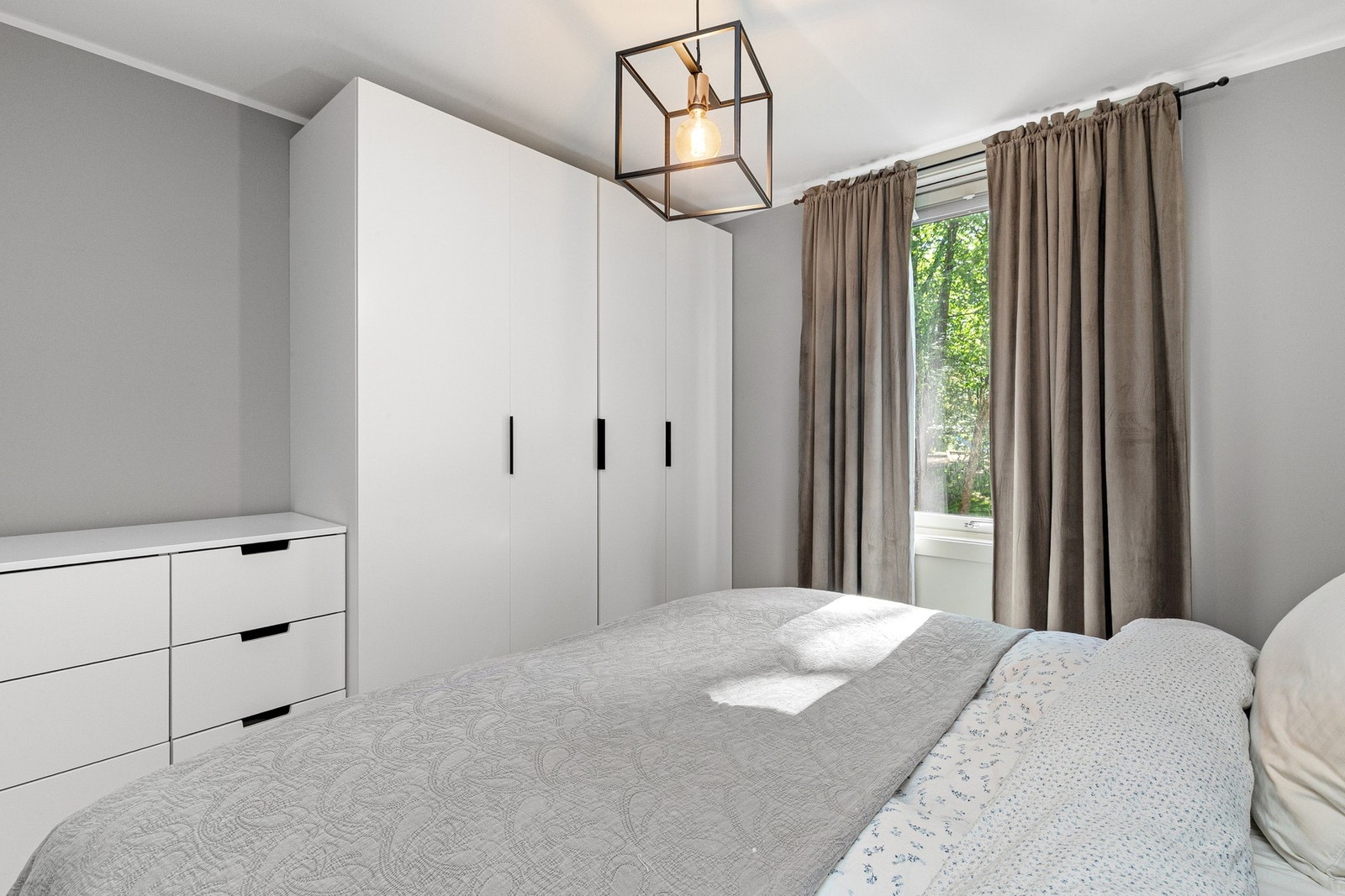 Det er gode oppbevaringsmuligheter i medfølgende HTH garderobeskap fra 2022. Galleribilde