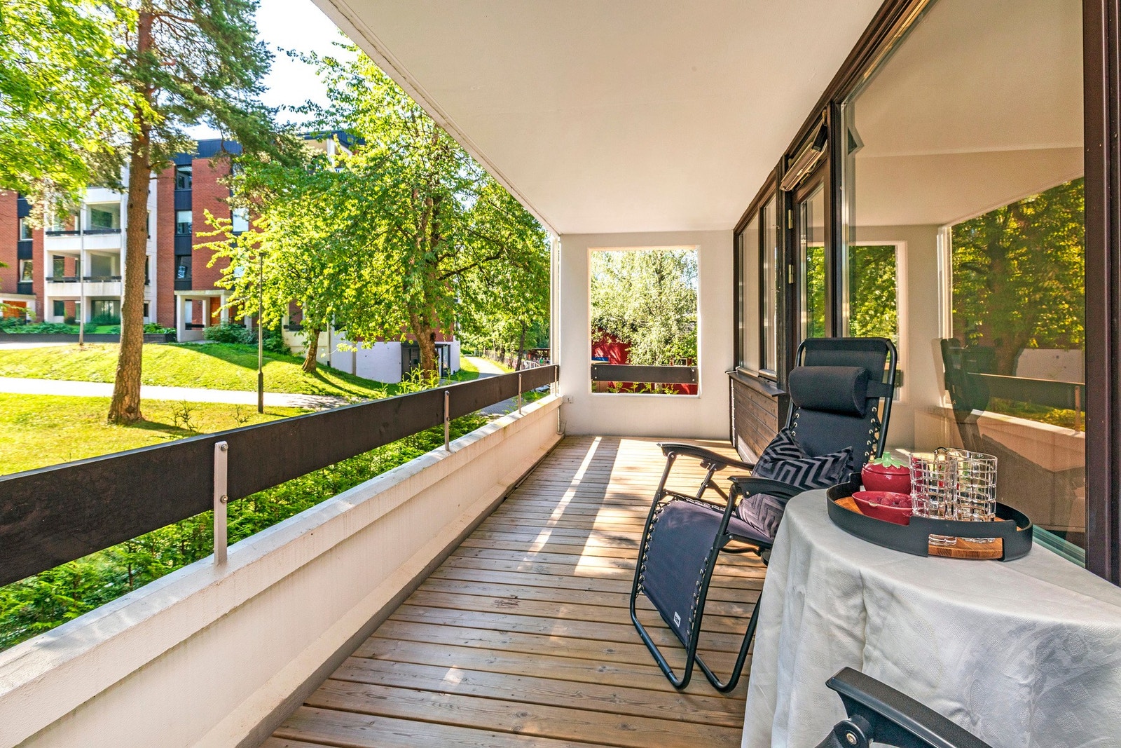 Balkongen har god plass til utemøbler, grill og planter - perfekt for varme sommerdager. Galleribilde