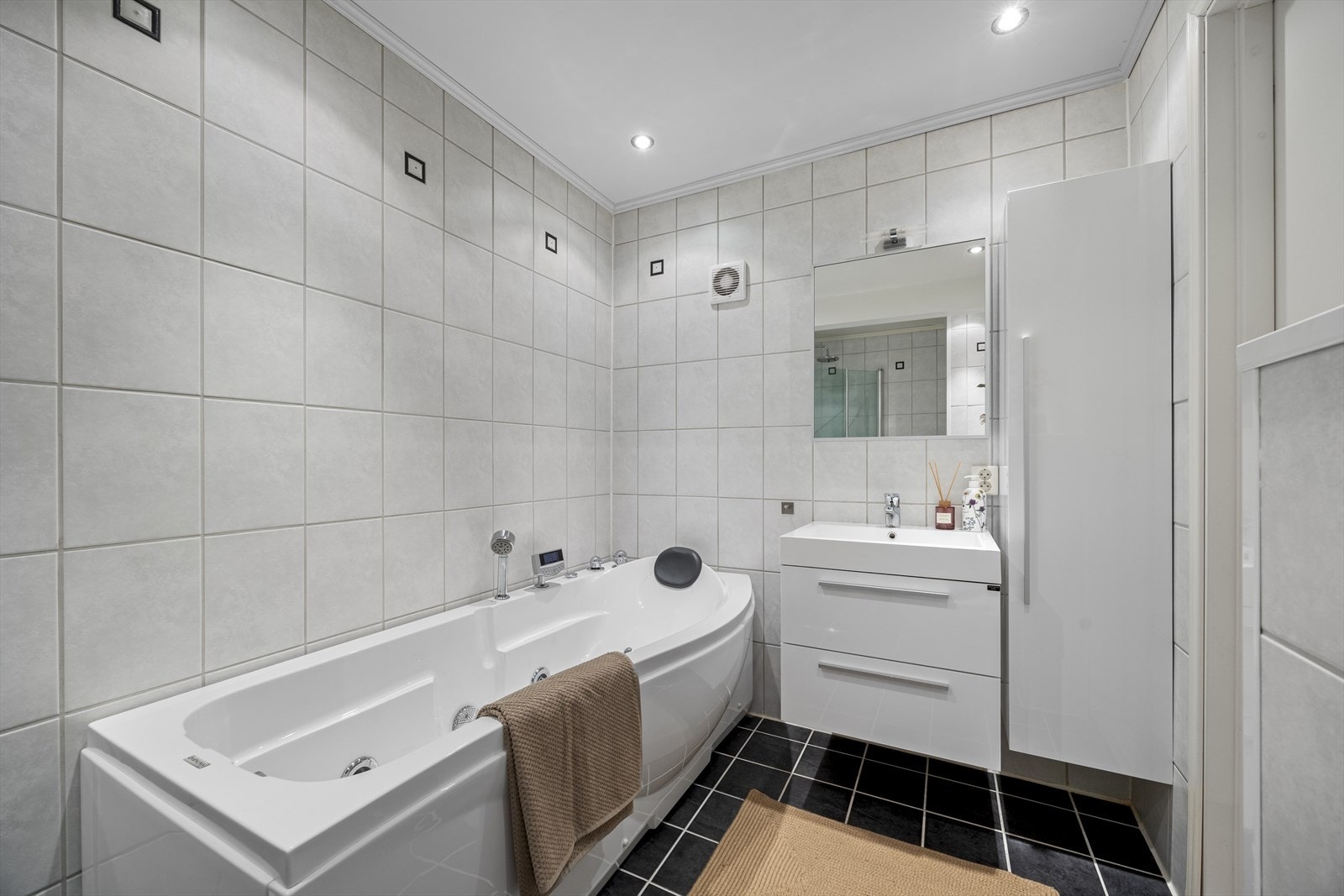 Badet er flislagt på gulv og vegger. Det er varmekabler i gulv. Galleribilde