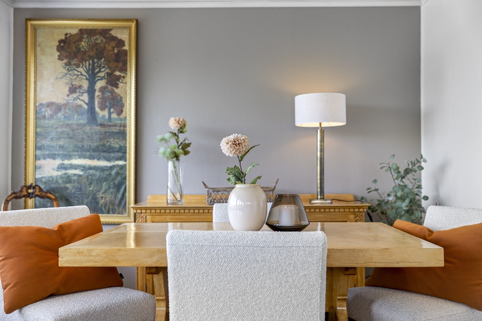 Stuens størrelse gjør at du enkelt kan innrede både med spisebord og sofagruppe. Galleribilde